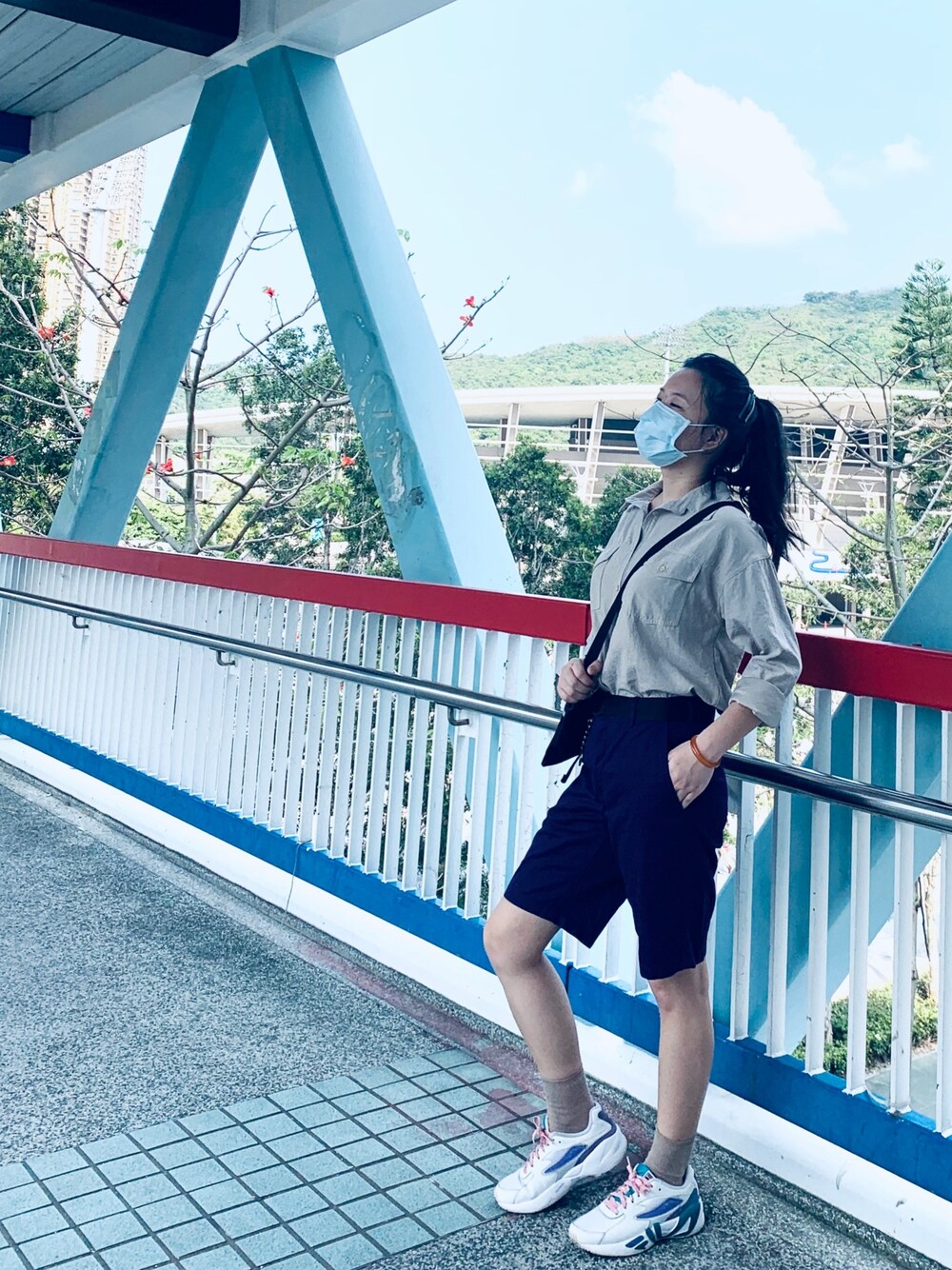 「ootd、街頭穿搭、164cm」｜「artkaのアイテム（シャツ/ブラウス、ベージュ系）」を使った、Regina 💜さん（レディース・164cm）の春コーディネートの1枚目の写真
