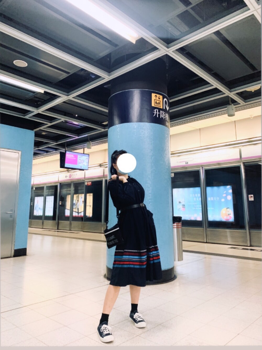 「ootd、164cm、街頭穿搭」｜「OUTDOOR PRODUCTSのＣＲＥＥＫ　ＳＡＣＯＣＨＥ サコッシュ　ブランドロゴ（ショルダーバッグ、ブルー系）」を使った、Regina 💜さん（レディース・164cm）の春コーディネートの1枚目の写真