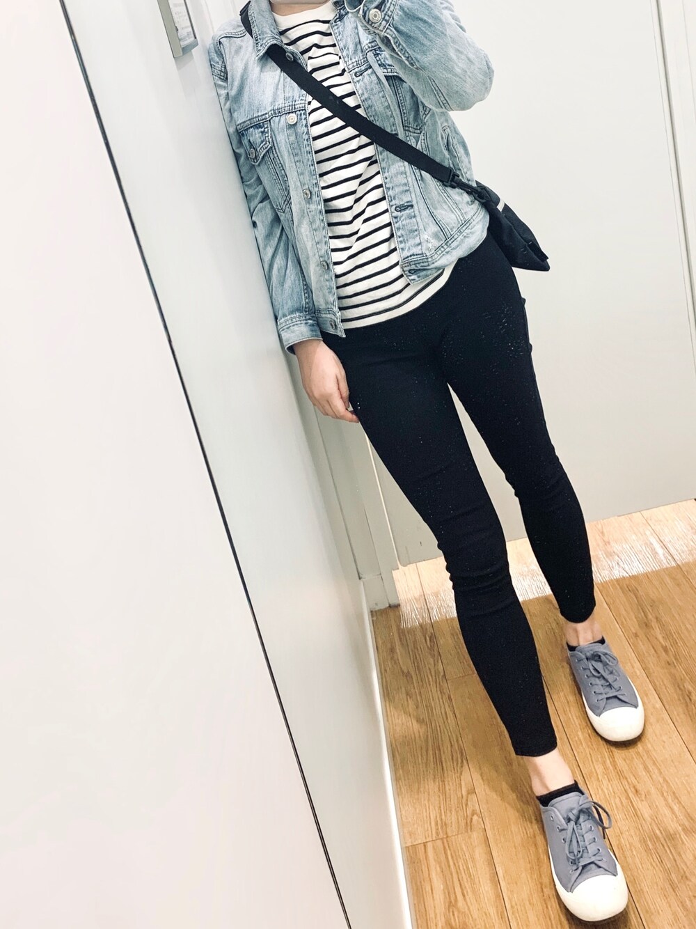 「ootd、夏、164cm」｜「Leeのアイテム（Tシャツ/カットソー、ホワイト系）」を使った、Regina 💜さん（レディース・164cm）の春コーディネートの1枚目の写真
