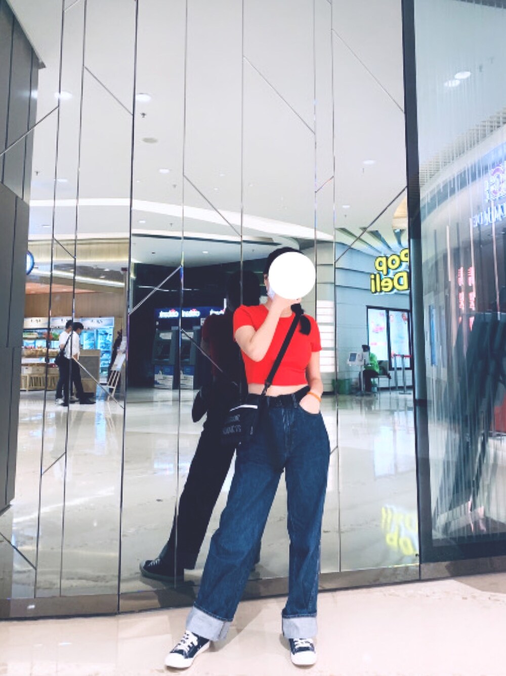 「ootd、街頭穿搭、164cm」｜「ZARAのアイテム（Tシャツ/カットソー、レッド系）」を使った、Regina 💜さん（レディース・164cm）の春コーディネートの1枚目の写真