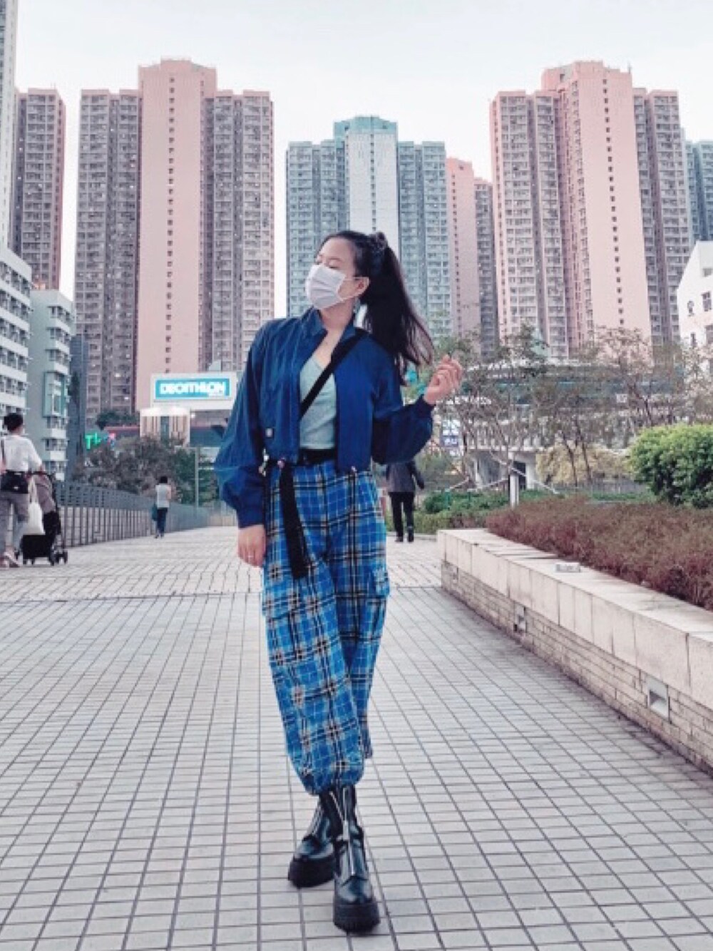 「ootd、街頭穿搭、164cm」｜「Bershkaのアイテム（チノパンツ、ブルー系）」を使った、Regina 💜さん（レディース・164cm）の秋コーディネートの1枚目の写真