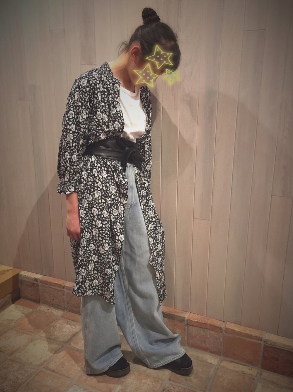 「休日スタイル、サッシュベルト、花柄、デニム、春コーデ、おだんごヘアー」｜「POU DOU DOUのスキッパーワンピース（シャツワンピース、ブルー系）」を使った、megtoranatugさん（レディース・149cm）の春コーディネートの1枚目の写真