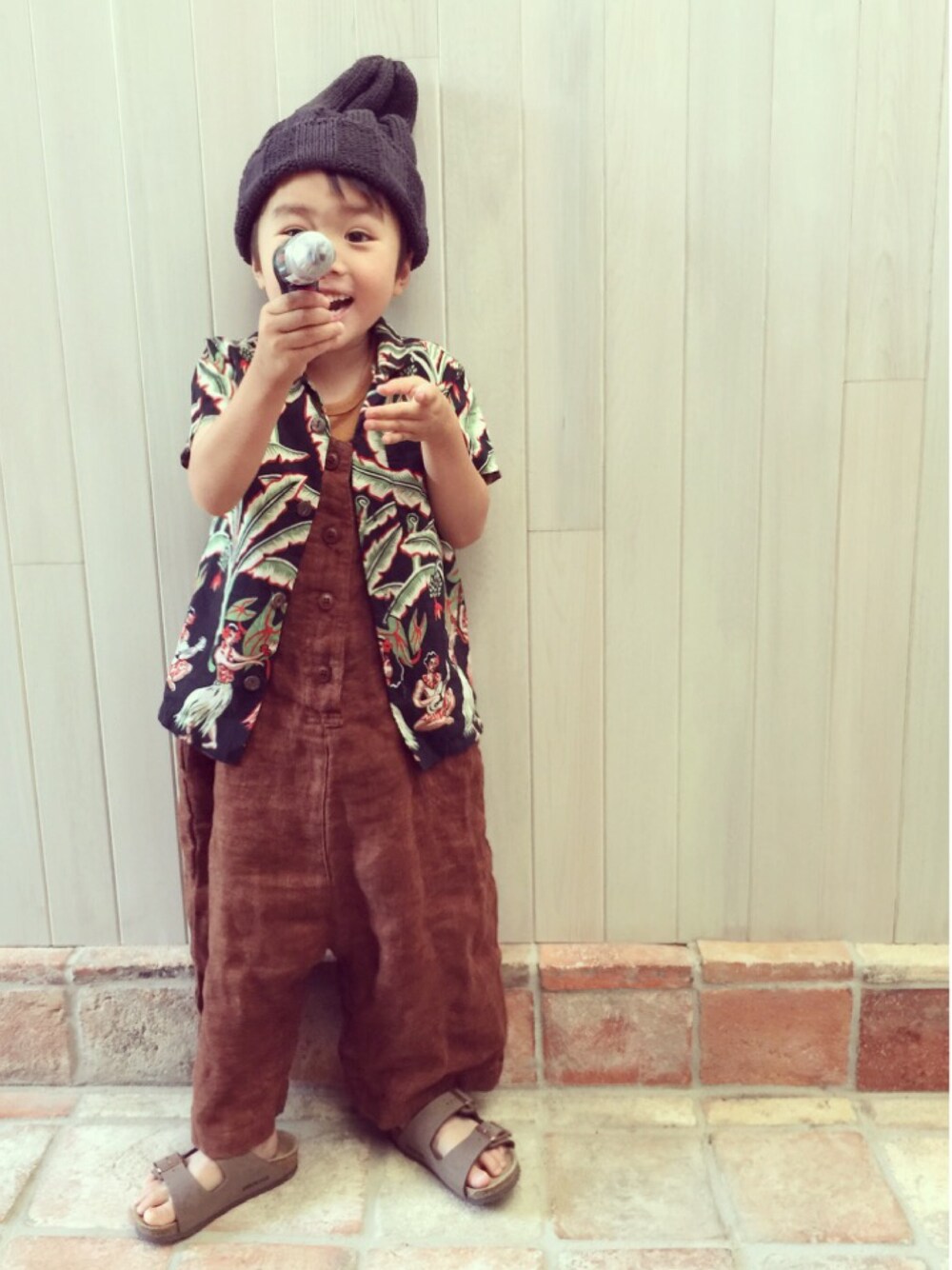 「グリーンフェス、グリーンフェス❹、オーバーオール、サロペット、アロハシャツ、ニット帽」｜「DENIM DUNGAREEのアイテム（シャツ/ブラウス、ブラック系）」を使った、megtoranatugさん（キッズ・100cm）の夏コーディネートの1枚目の写真