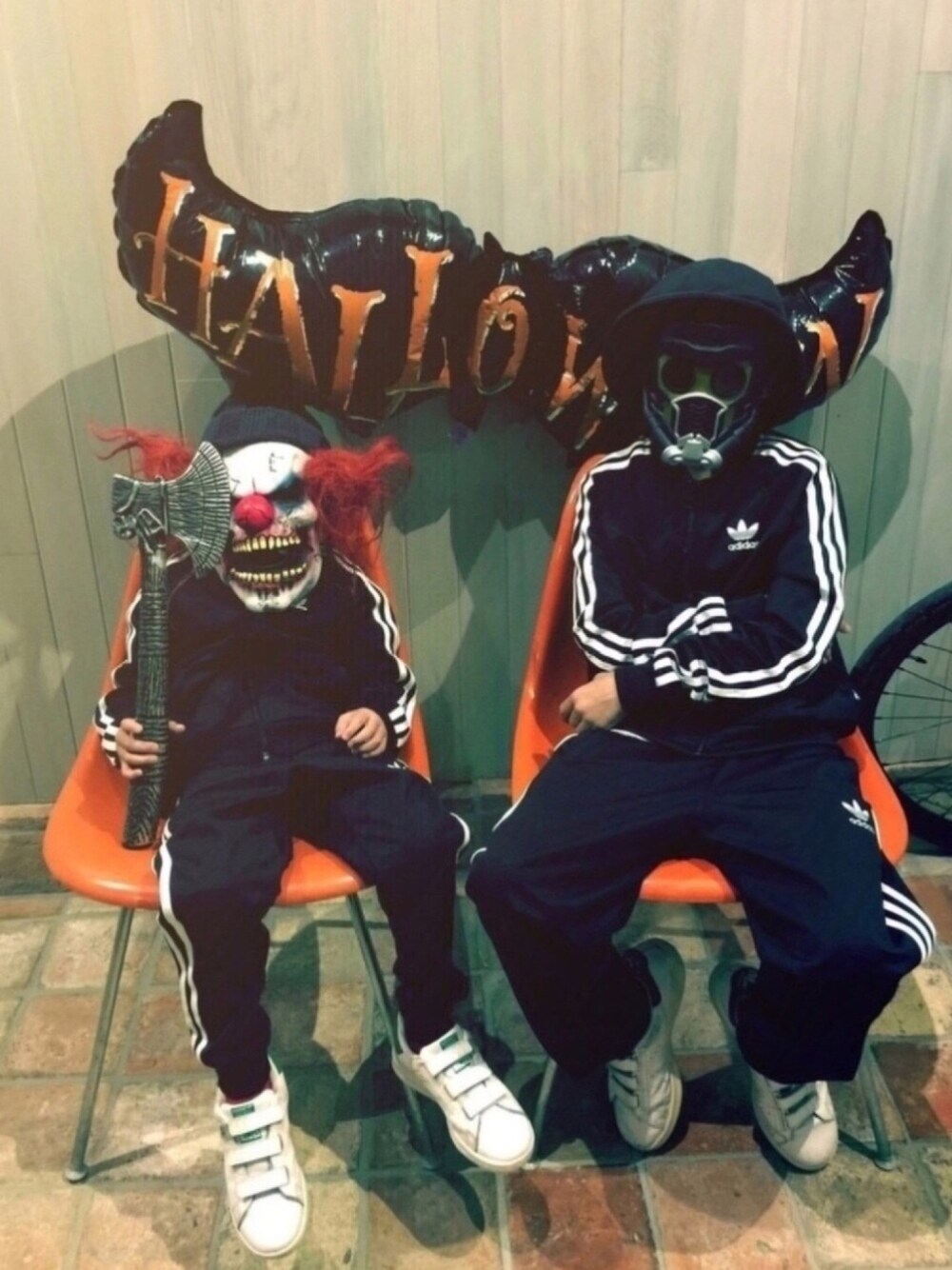 「wearhalloween2017、スポーツミックス、アディダス、ジャージ、ハロウィンコーデ、男の子」｜「adidasの【adicolor】 トラックスーツ [LK SST TRACKSUIT]（ジャージ、ブラック系）」を使った、megtoranatugさん（キッズ・100cm）の秋コーディネートの1枚目の写真