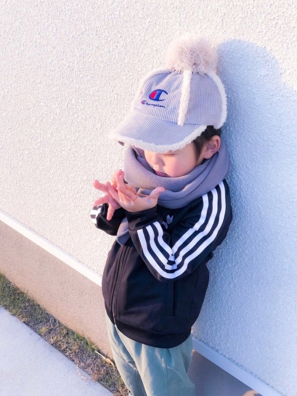 「ポンポン帽子、キャップ、アディダス、アディダスジャージ、サルエルパンツ」｜「adidasの【adicolor】 トラックスーツ [LK SST TRACKSUIT]（ジャージ、ブラック系）」を使った、megtoranatugさん（キッズ・100cm）の冬コーディネートの1枚目の写真
