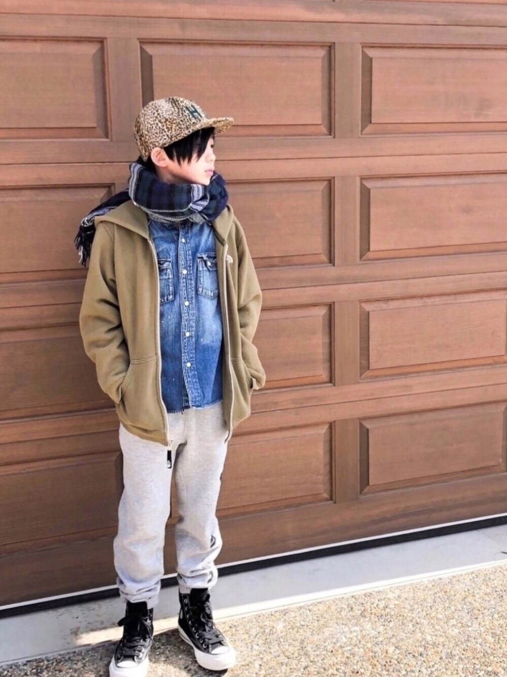 「休日スタイル、ひょう柄、スウェットパンツ、パーカー、コンバース、ノーカラーシャツ、デニム、キャップ」｜「THE NORTH FACEのザ・ノース・フェイス キッズスウェットパーカー / リアビューフルジップフーディー（パーカー、グリーン系）」を使った、megtoranatugさん（キッズ・140cm）の冬コーディネートの1枚目の写真