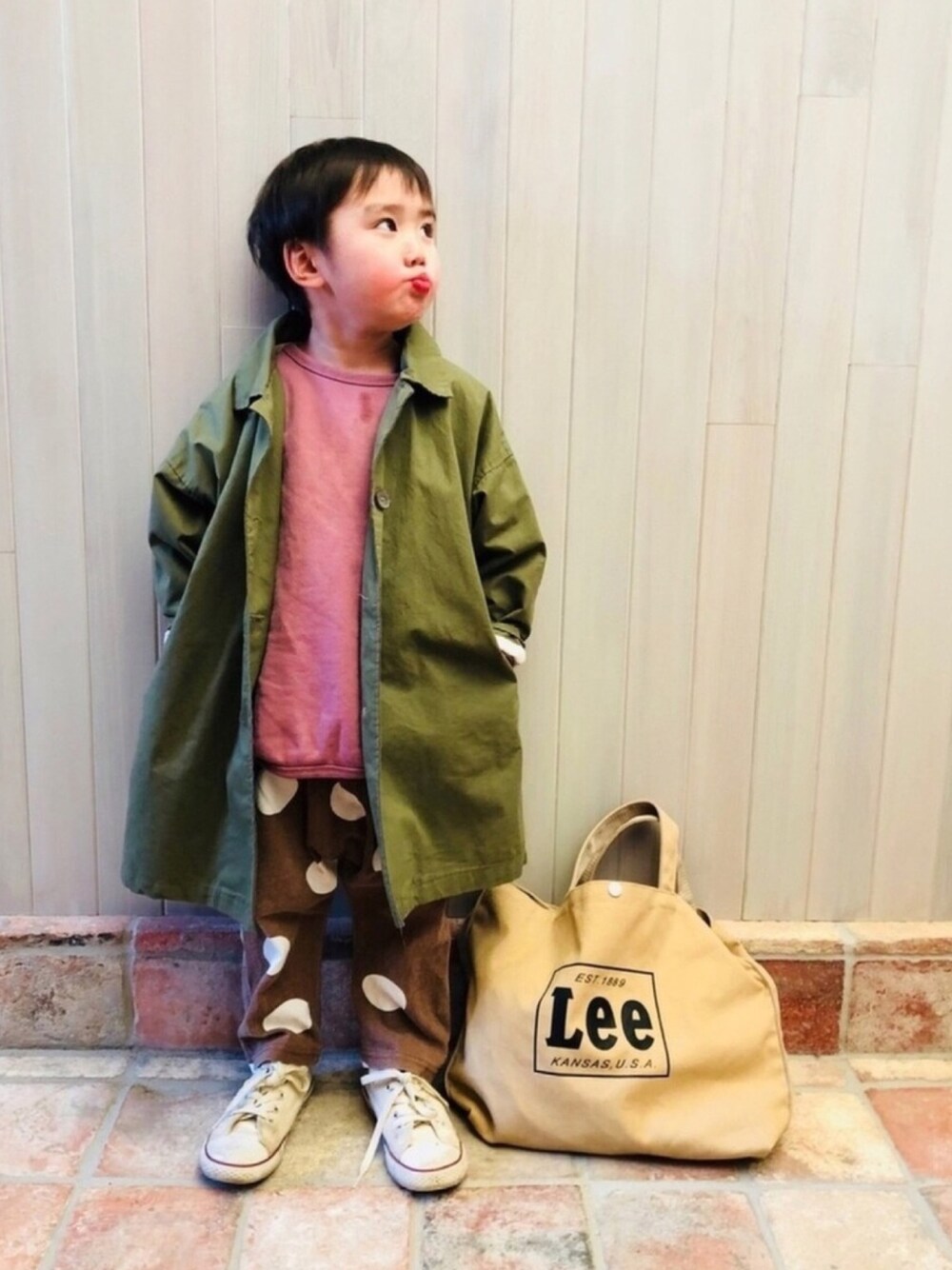 「韓国子供服、ドット、水玉、ピンク、ロングコート、カーキ」｜「monmimiの負けない‼︎（ジャケット/アウター、グリーン系）」を使った、megtoranatugさん（キッズ・110cm）の冬コーディネートの1枚目の写真