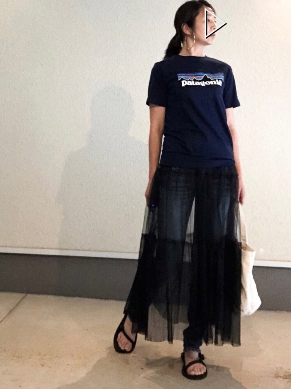 「パタゴニア、チュールスカート、サンダル、デニム」｜「BEAMS BOYのPatagonia / ボーイズ ロゴ Tシャツ（Tシャツ/カットソー、ブルー系）」を使った、megtoranatugさん（レディース・163cm）の春コーディネートの1枚目の写真