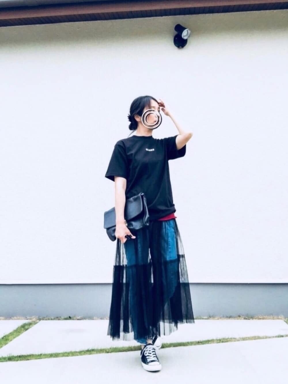 「大人カジュアル、チュールスカート、クラネ、CLANE、おしゃれさんと繋がりたい、レイヤードスタイル、デニム、コンバース」｜「CLANEのCLANE PACK T/S（Tシャツ/カットソー、ブラック系）」を使った、megtoranatugさん（レディース・163cm）の春コーディネートの1枚目の写真