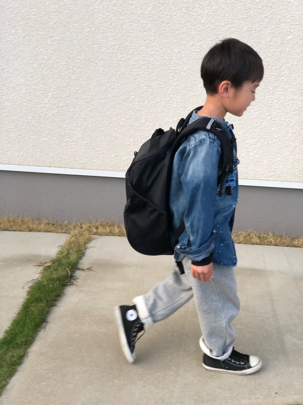 「平成最後のWEARISTAセンバツ、スウェットパンツ、小学生、キャップ、コンバース、デニム、ノーカラージャケット」｜「THE NORTH FACEの◆THE NORTH FACE(ザノースフェイス) Rectang 17L（バックパック/リュック、ブラック系）」を使った、megtoranatugさん（キッズ・110cm）の春コーディネートの1枚目の写真