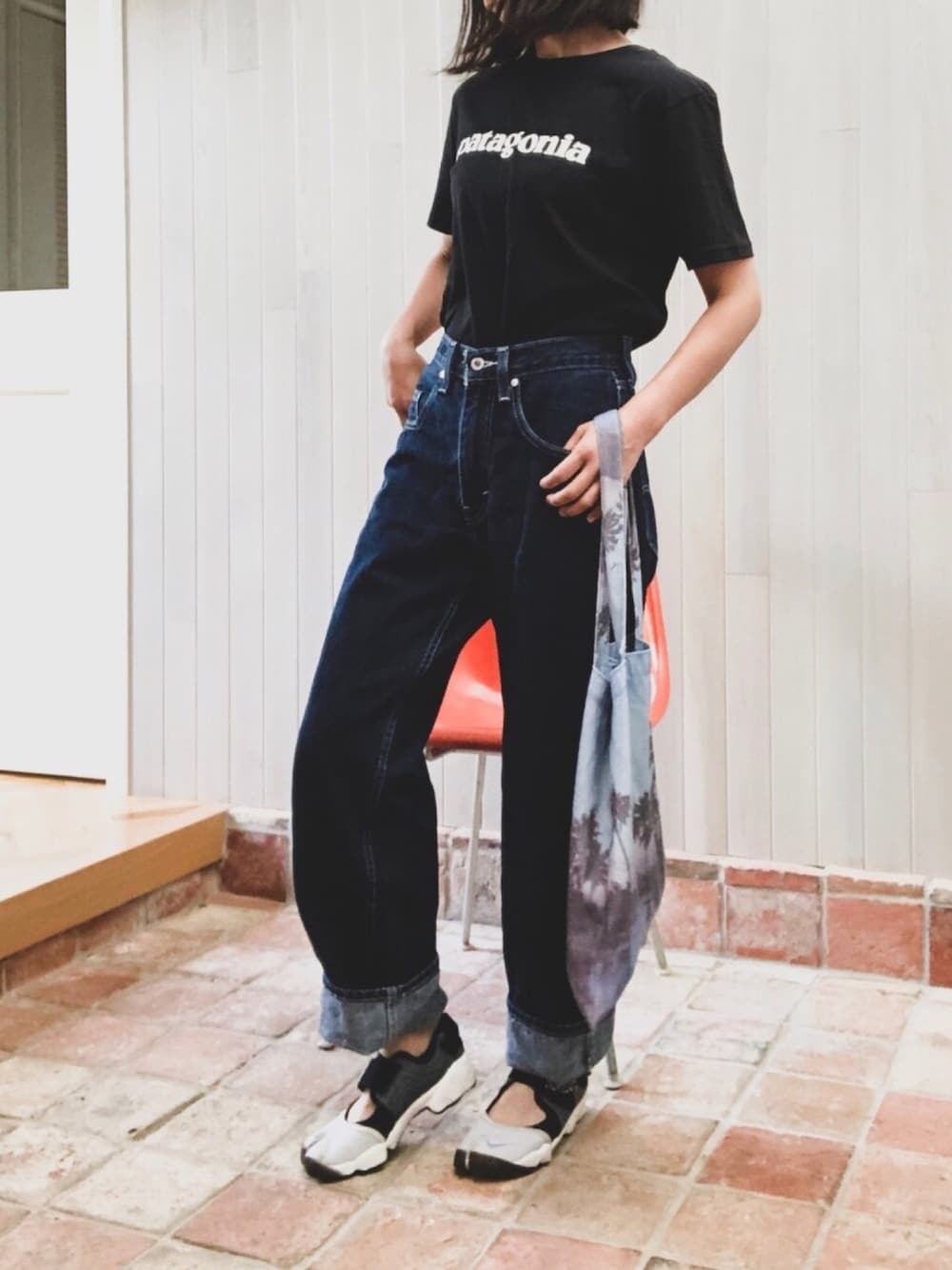 「シンプルコーデ、パタゴニア、デニムパンツ、タックイン、エアリフト、ブラック、ママコーデ」｜「patagoniaの▲patagonia / Text Logo Organic Tee（Tシャツ/カットソー、ブラック系）」を使った、megtoranatugさん（レディース・165cm）の春コーディネートの1枚目の写真