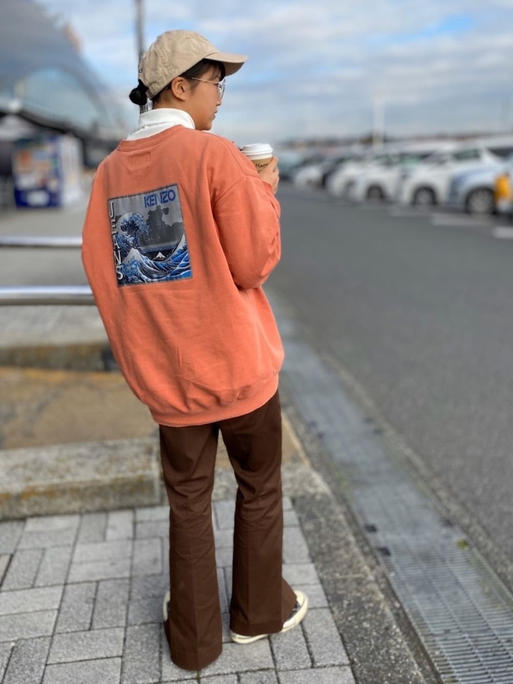 「冬、古着MIX、シンプルコーデ、90'sスタイル、ケンゾー(KENZO)、フレアパンツ、ブラウン、高校生、ﾏﾙﾒｶﾞﾈ」｜「KENZOのアイテム（スウェット、ピンク系）」を使った、megtoranatugさん（レディース・155cm）の冬コーディネートの1枚目の写真