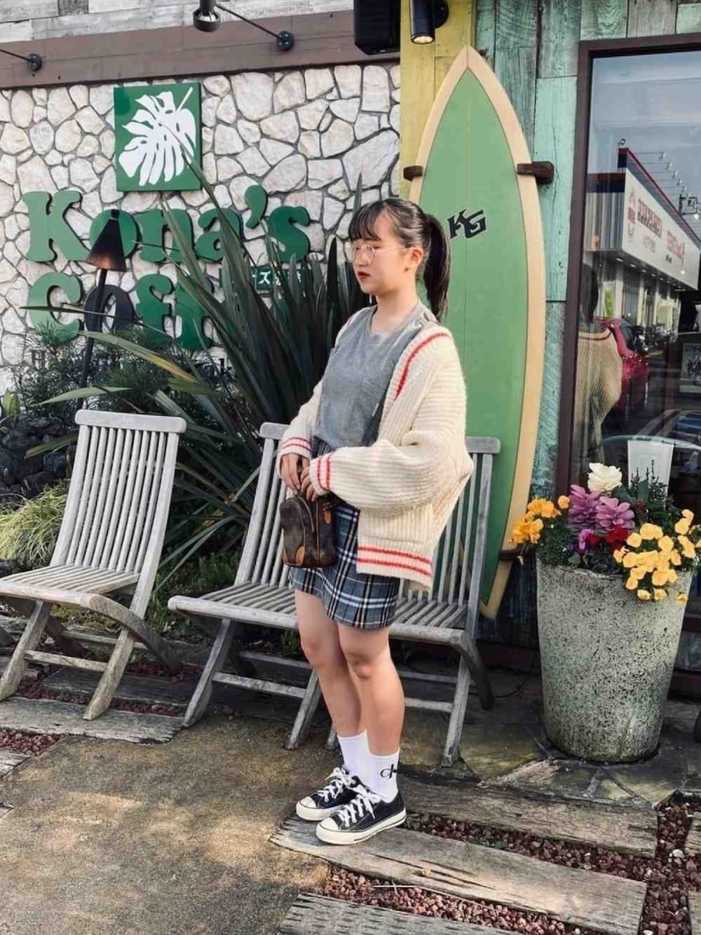 「春、春コーデ、古着、古着MIX、コンバース、バーバリー、チェックスカート、高校生」｜「CarharttのCarhartt/カーハート ワンポイント ビッグシルエットポケット 長袖Tシャツ ロンT（Tシャツ/カットソー、グレー系）」を使った、megtoranatugさん（キッズ・155cm）の春コーディネートの1枚目の写真