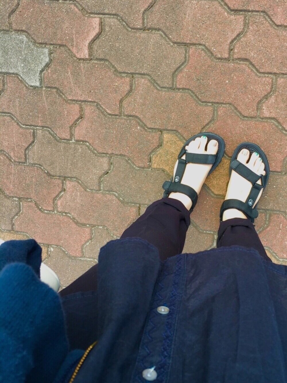 その他のシャツ/ブラウス、ブラック系のパンツ、ブラック系のサンダルを着用したレディースの夏コーディネートの1枚目の写真