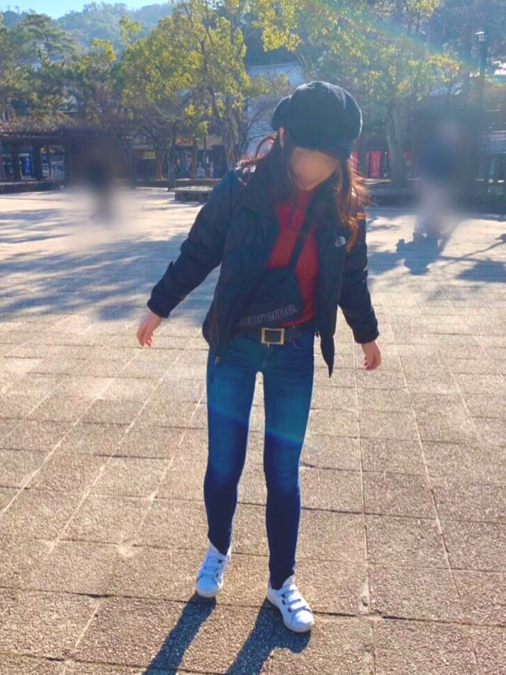 「パンツスタイル、ノースフェイス、THE NORTH FACE、デニム、adidas、スタンスミス、stan smith、タートルネックニット、シュプリーム、supreme」｜「THE NORTH FACEのアイテム（ダウンジャケット/コート、ブラック系）」を使った、MAKOさん（レディース・157cm）の冬コーディネートの1枚目の写真