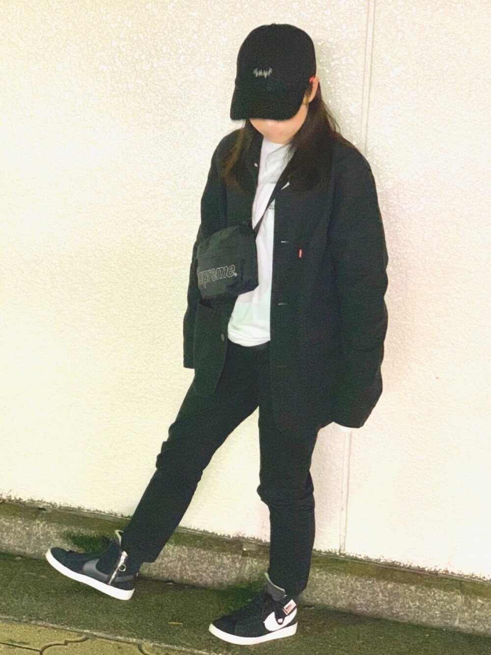 「休日スタイル、Gジャン、黒スキニー、黒、黒コーデ、スニーカー、ブラック、Levi's、supreme、シンプルコーデ」｜「SAY!のmlt2281-L-S TEE TAPE OFFロンT（Tシャツ/カットソー、ホワイト系）」を使った、MAKOさん（レディース・158cm）の秋コーディネートの1枚目の写真