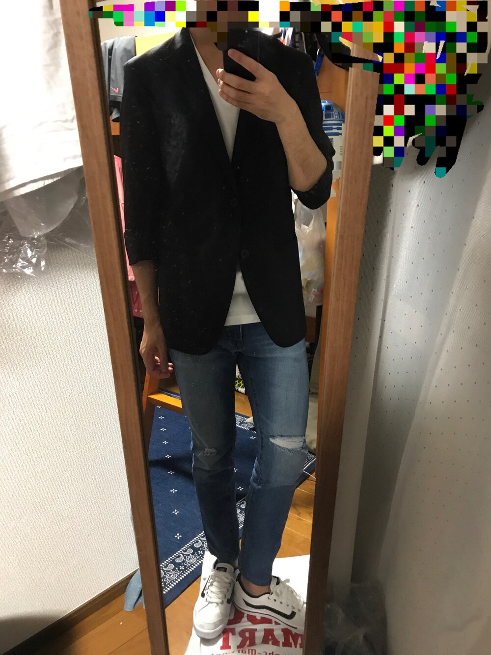ブルー系のデニムパンツを着用したメンズの春コーディネートの1枚目の写真