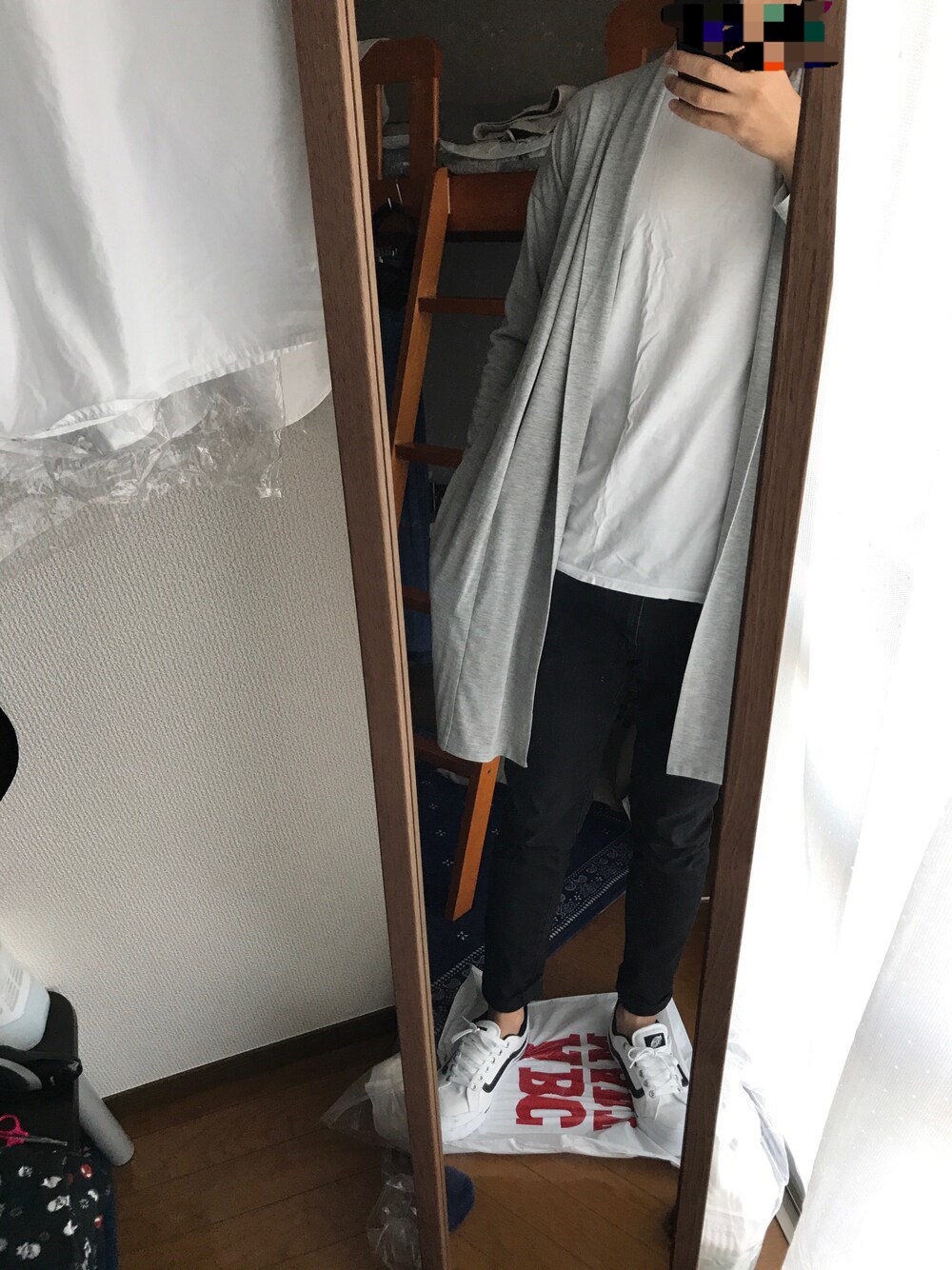 ホワイト系のTシャツ/カットソーを着用したメンズの春コーディネートの1枚目の写真