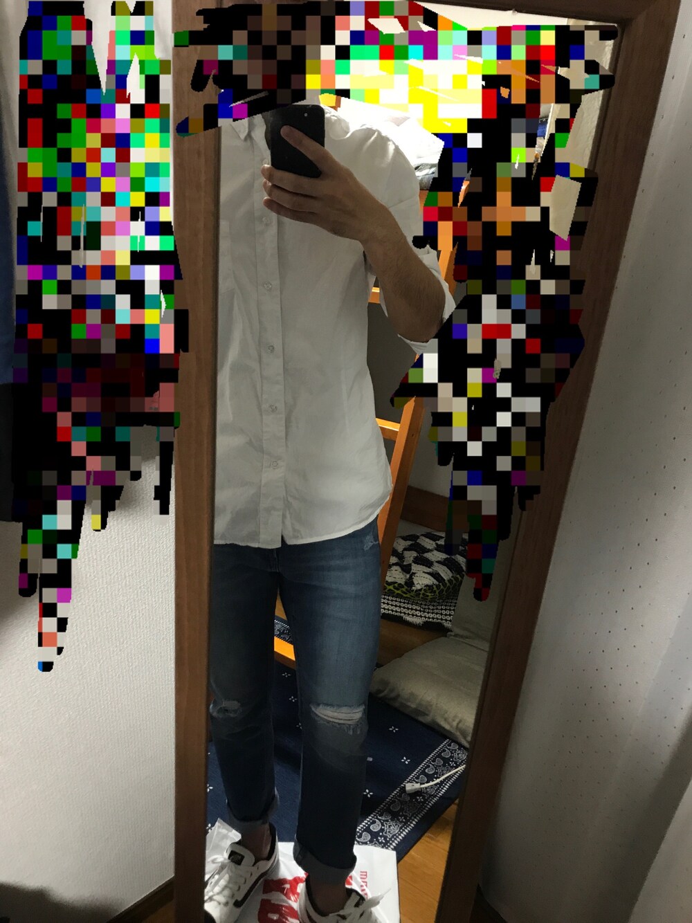 ブルー系のデニムパンツを着用したメンズの春コーディネートの1枚目の写真