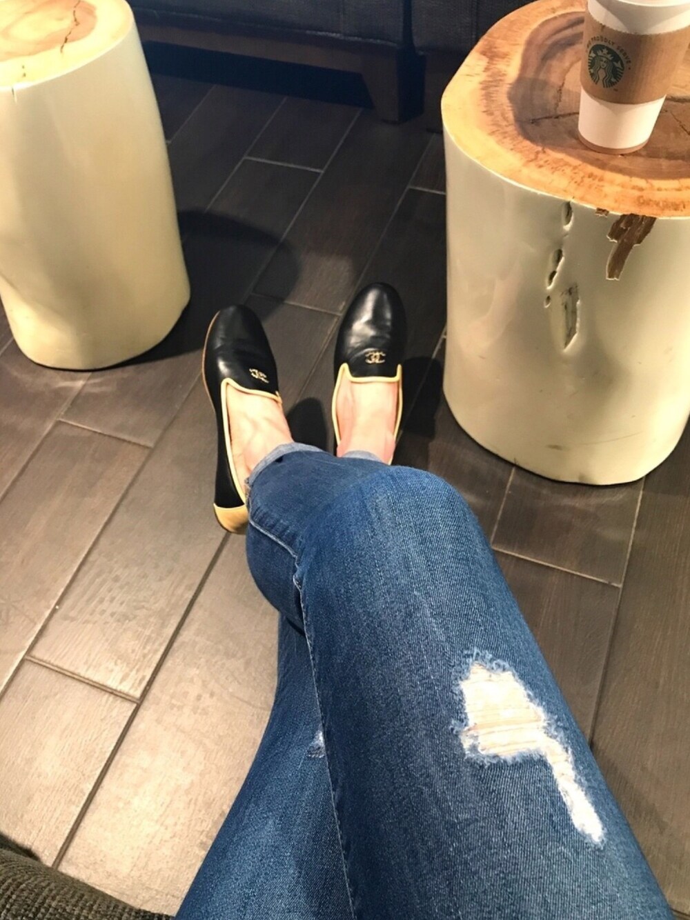 「chanel、DL1961、businesscasual、tall girl、smoking slipper、shoes、jeans、Designer、ootd、street style」｜「CHANELのアイテム（シューズ、ブラック系）」を使った、QueenCさん（レディース・175cm）の秋コーディネートの1枚目の写真