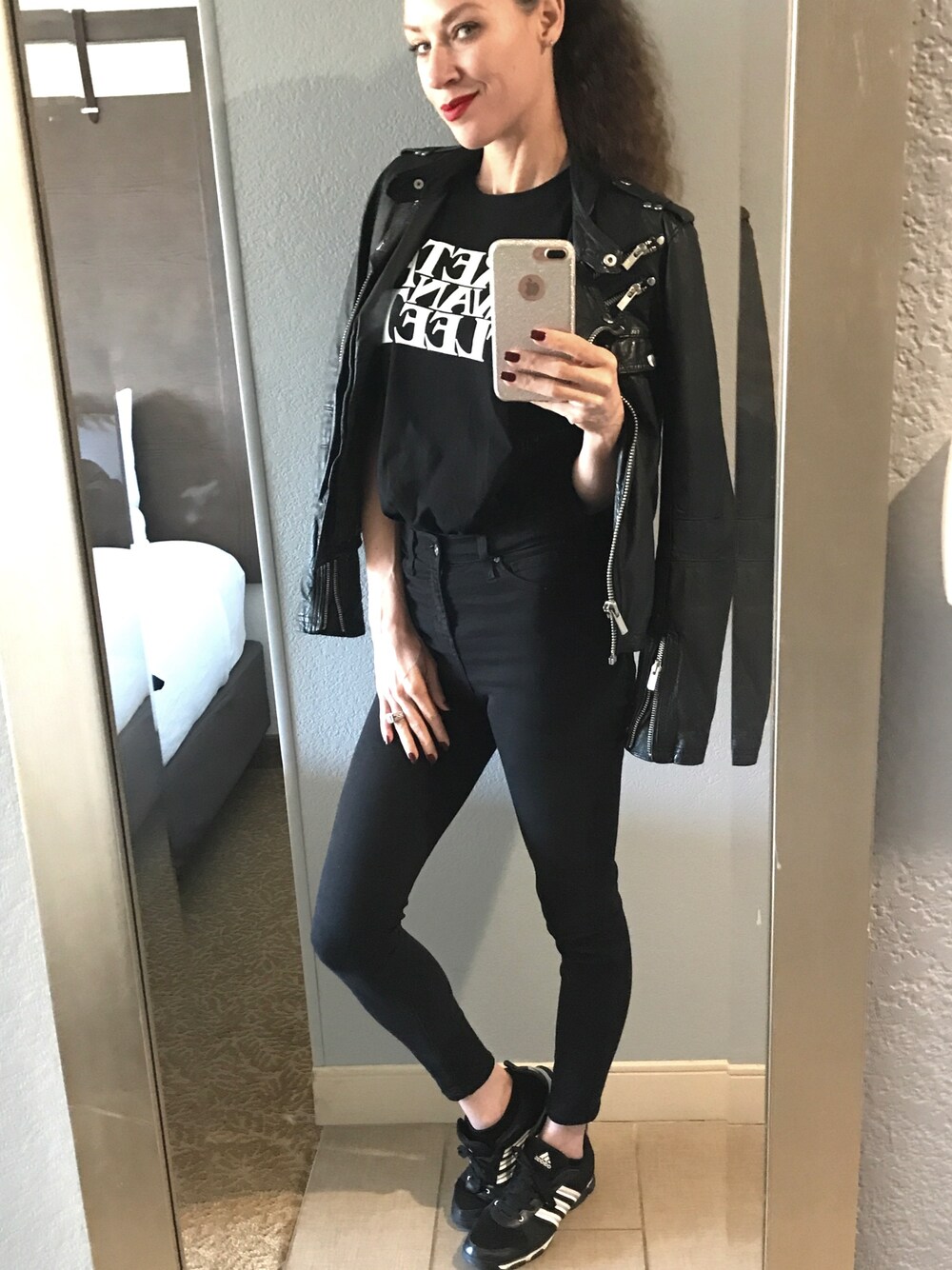「MOTO、leather、denim、band tee、sneakers、ootd、fannypack、streetstyle、black」｜「TOPSHOPのTopshop Moto 'Jamie' Skinny Jeans（デニムパンツ、ブラック系）」を使った、QueenCさん（レディース・175cm）の秋コーディネートの1枚目の写真