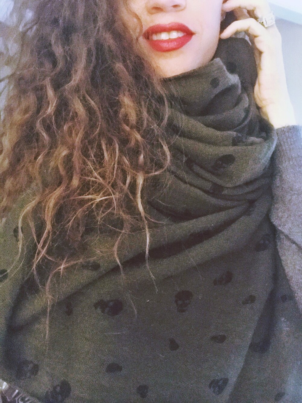 「ootd、SKULLS、scarf、layering、halloween、fall、sweater、Nordstrom、streetstyle、red」｜「Mossimoのアイテム（マフラー、グリーン系）」を使った、QueenCさん（レディース・175cm）の秋コーディネートの1枚目の写真