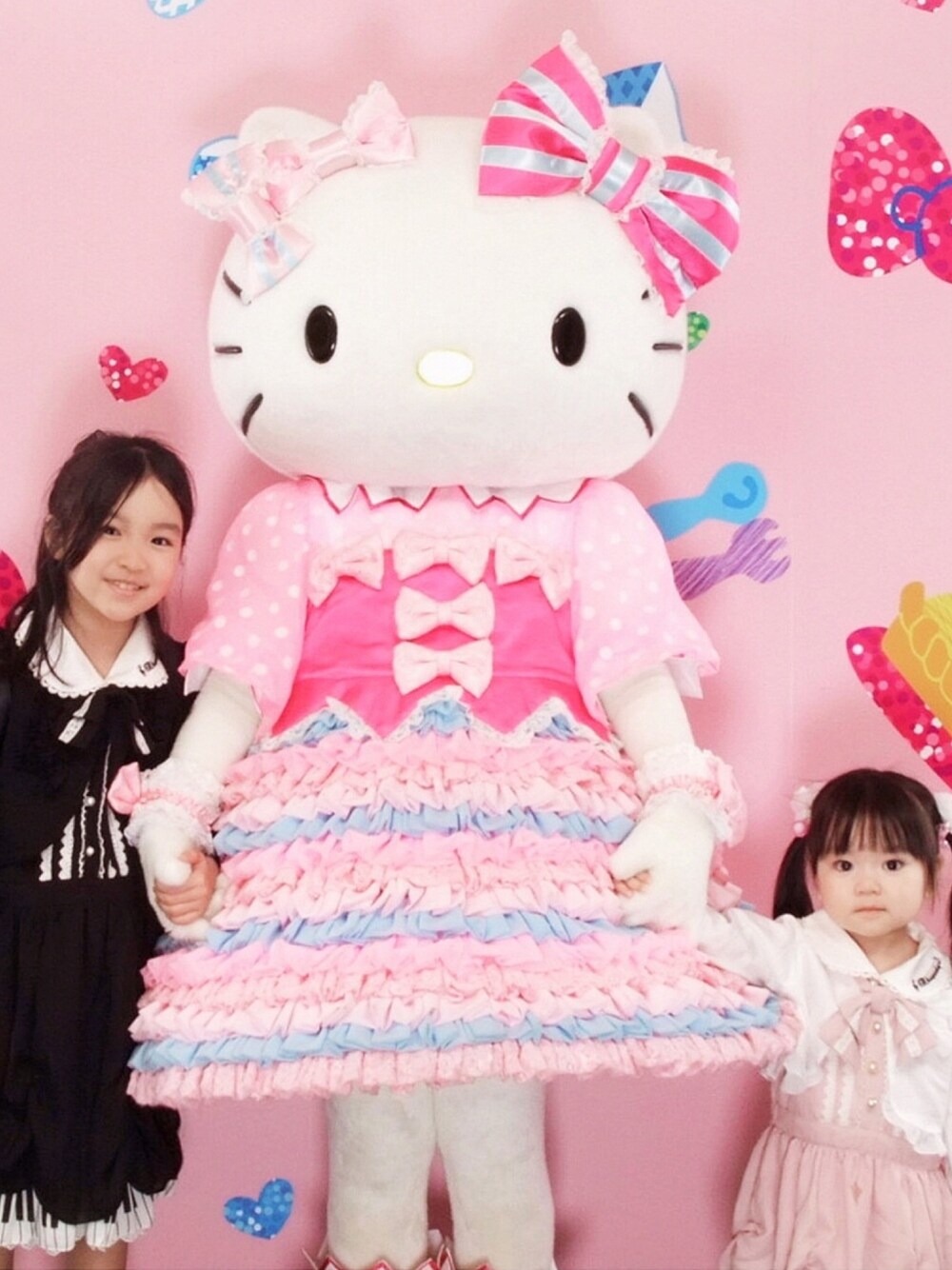 「サンリオピューロランド、サンリオ、アクシーズ、鍵盤、ピアノ柄、ペアルック、おそろいコーデ、キティーちゃん、姉妹コーデ」｜「axes femmeの鍵盤柄プリンセスワンピ（ワンピース、ブラック系）」を使った、ムラサキさん（レディース・127cm）の夏コーディネートの1枚目の写真