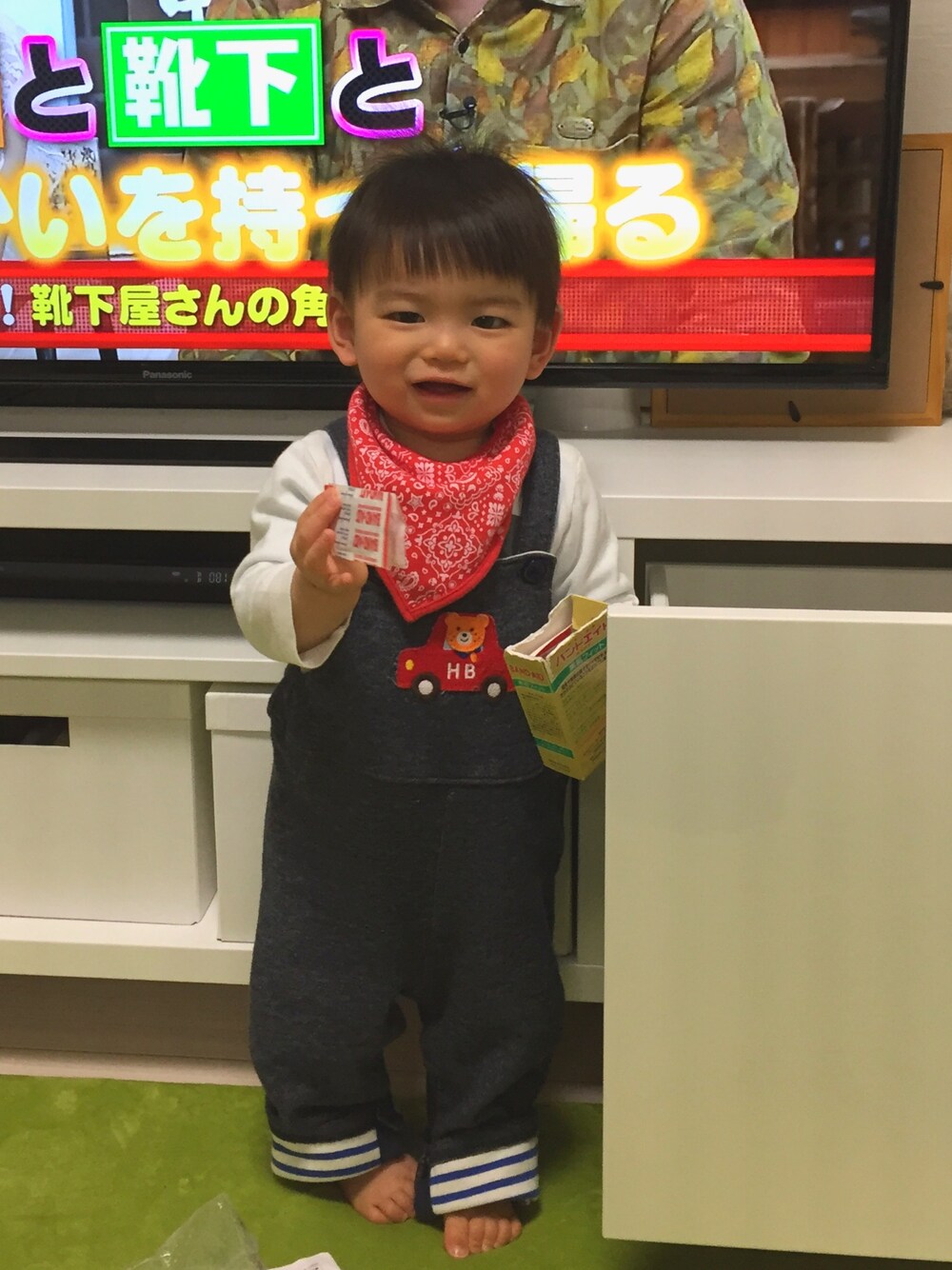 「西松屋、mikihouse、hotbiscuits、11ヶ月、生後11ヶ月、バンダナ柄、スタイ、ボーダー、バンドエイド、パッツン前髪」｜「西松屋のアイテム（スタイ/よだれかけ、レッド系）」を使った、いくピヨさん（キッズ・70cm）の春コーディネートの1枚目の写真
