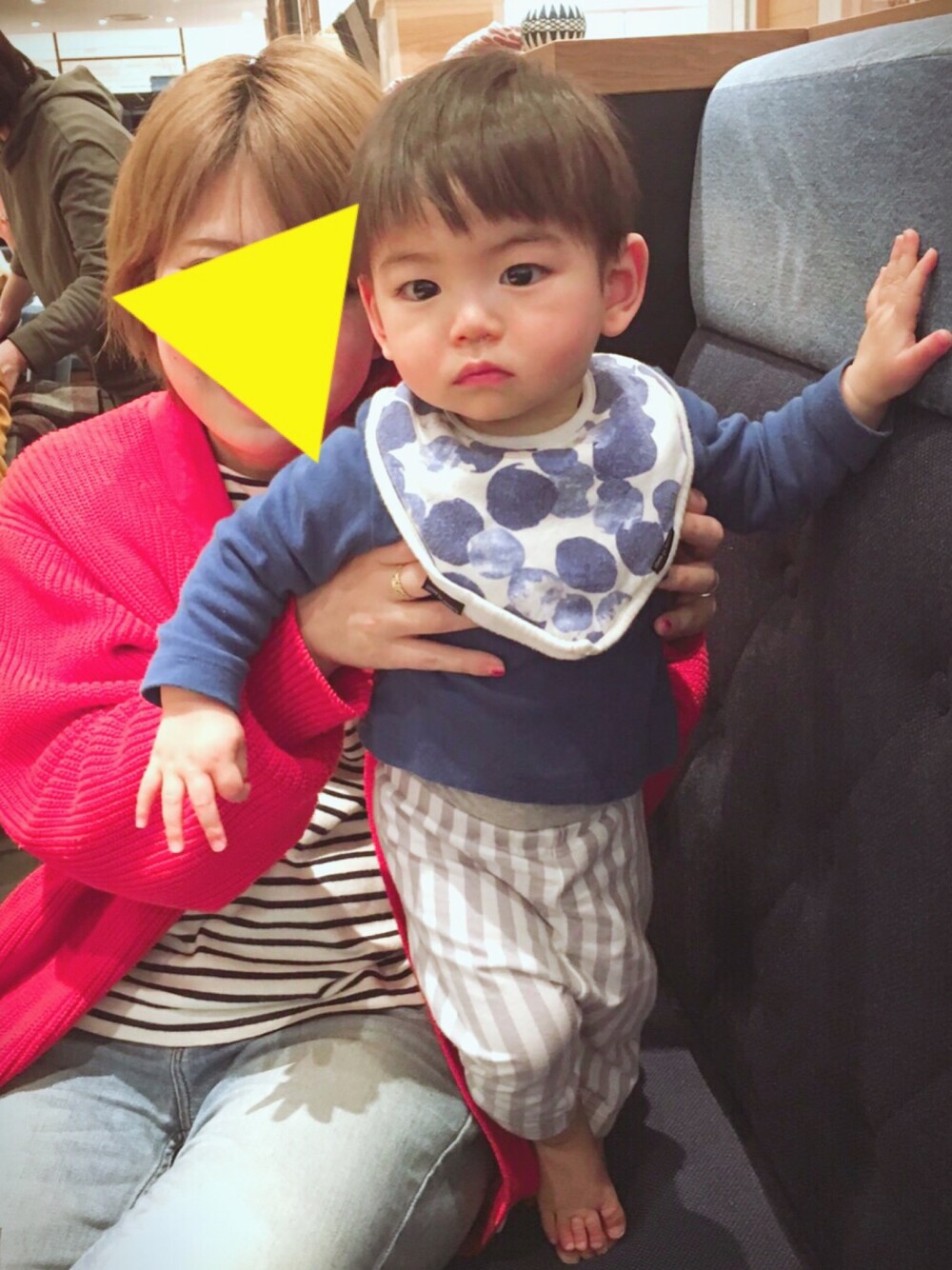 「男の子、コムサイズム、comme ca ism、プチバトー、petit bateau、ユニクロ、UNIQLO、journal standard、JOURNAL STANDARD relume、upper hights」｜「COMME CA ISMのアイテム（スタイ/よだれかけ、ブルー系）」を使った、いくピヨさん（キッズ・70cm）の春コーディネートの1枚目の写真