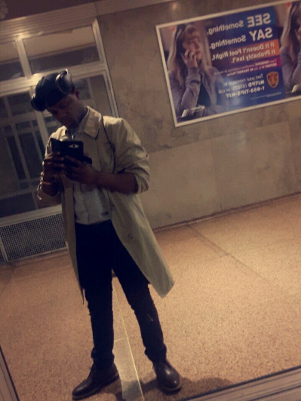 ベージュ系のトレンチコートを着用したメンズの春コーディネートの1枚目の写真