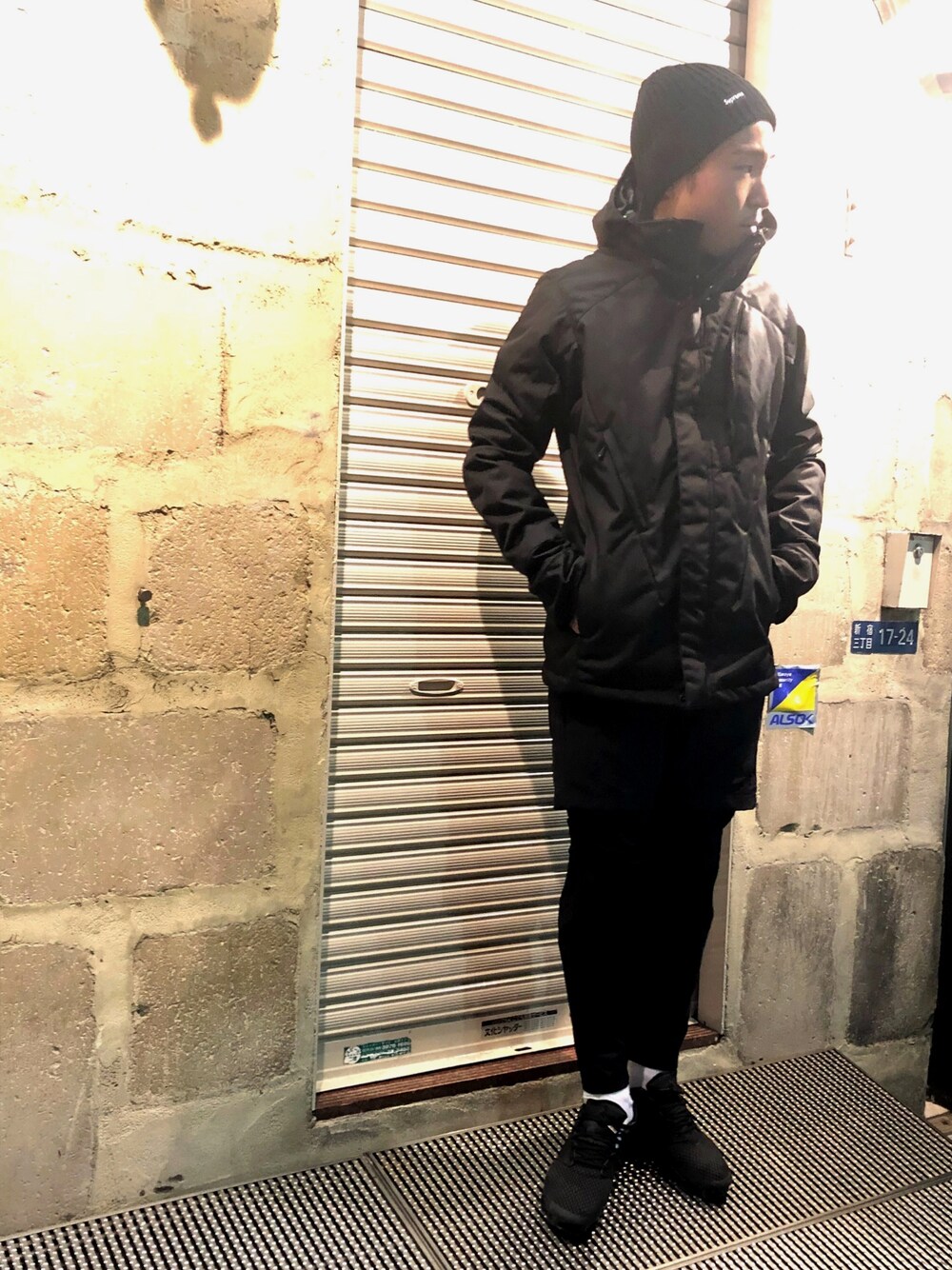 ブラック系のジャケット/アウター、ブラック系のパンツ、ブラック系のスニーカーを着用したメンズの秋コーディネートの1枚目の写真