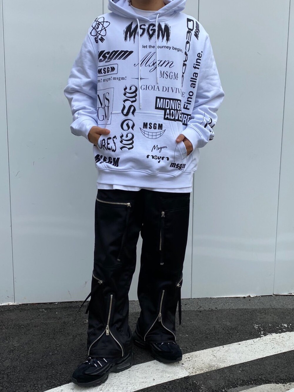 「総柄、パーカー、オーバーサイズ、MSGM、白パーカー、白、ホワイト、ゆるコーデ、春コーデ」｜「MSGMのMSGM（エムエスジーエム）/総ロゴスウェット（パーカー、ホワイト系）」を使った、TAIGAさん（メンズ・166cm）の春コーディネートの1枚目の写真