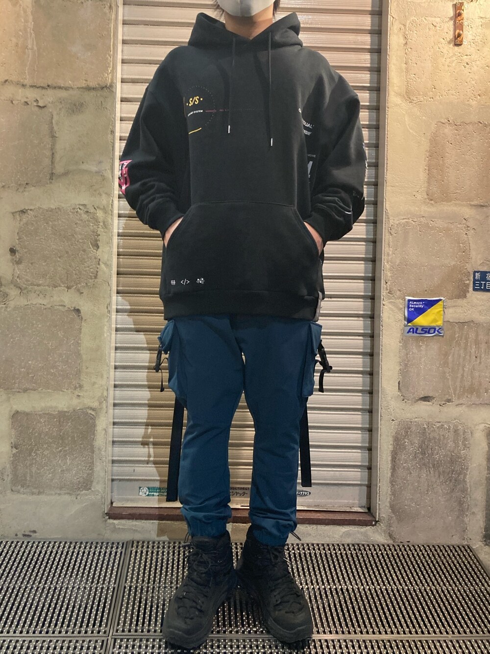 「ブルー、ビッグシルエット、カーゴパンツ、冬、ストリート、パーカー、黒、A4A」｜「A4AのA4A エーフォーエー/SPACE スペースフーディー（パーカー、ブラック系）」を使った、TAIGAさん（メンズ・168cm）の冬コーディネートの1枚目の写真