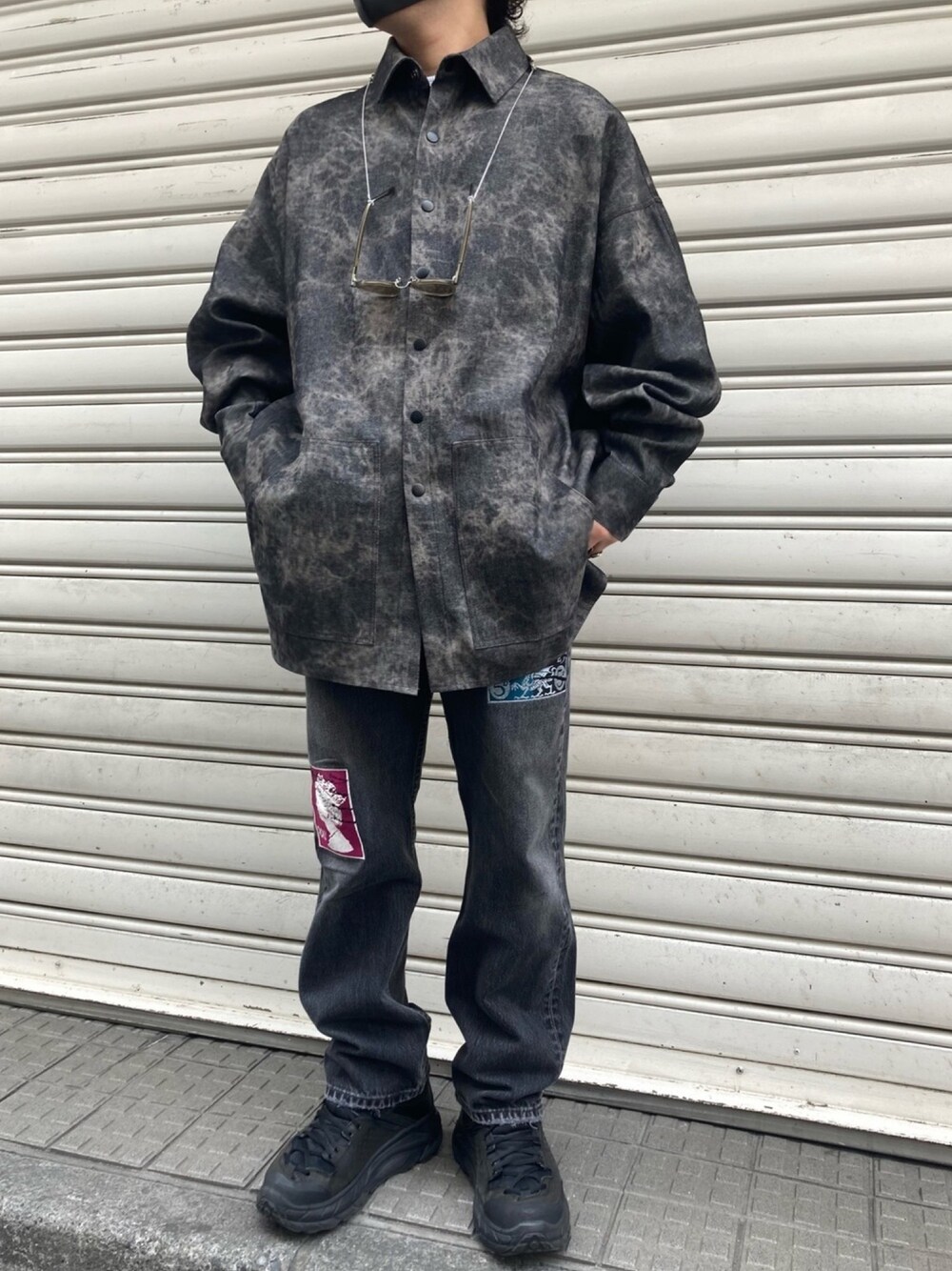 「春コーデ、LUSOR、シャツスタイル、シャツ、オーバーサイズ、ストリート、HIPHOP、USA、カジュアル、ロングシャツ」｜「LUSORのLUSOR（ルーソル）ブリーチデニムポケットシャツ（シャツ/ブラウス、グレー系）」を使った、TAIGAさん（メンズ・168cm）の春コーディネートの1枚目の写真
