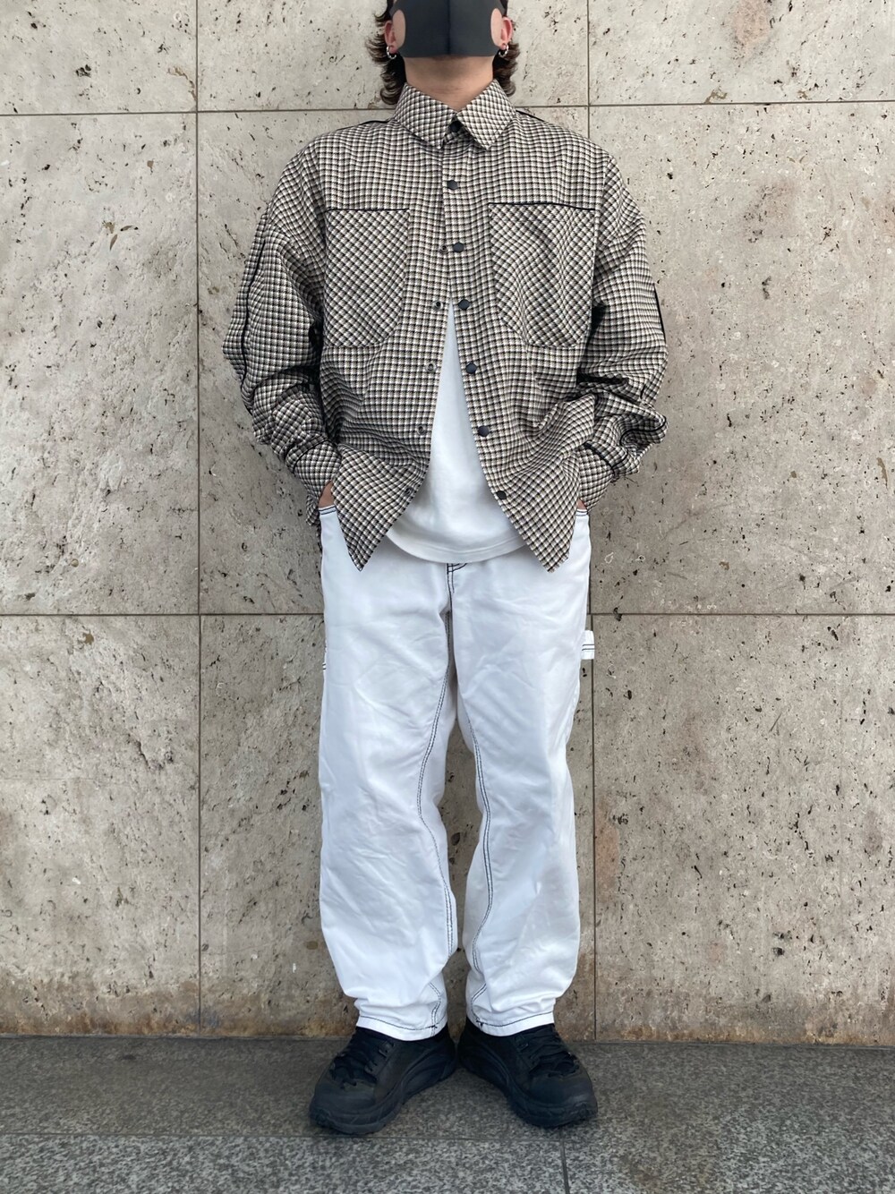 「初夏コーデ、ベージュ、ホワイト、白パンツ、白Tシャツ、シャツスタイル、nwa、USA、カジュアルコーデ、デニム」｜「LUSORのLUSOR（ルーソル）HOUNDSTOOTH SH / 千鳥格子柄シャツ（シャツ/ブラウス、ベージュ系）」を使った、TAIGAさん（メンズ・168cm）の夏コーディネートの1枚目の写真