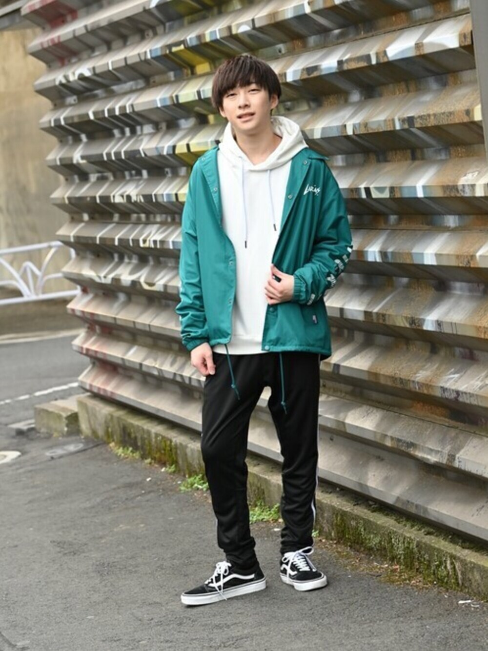 「カジュアル、パーカー、メンズ、トップス、マックハウス、LARKiNS、Machouse、URBAN COLLECTION」｜「URBAN COLLECTIONのポンチプルオーバーパーカー（パーカー、ホワイト系）」を使った、マックハウスZOZOスタイリスト メンズさん（メンズ・172cm）の春コーディネートの1枚目の写真