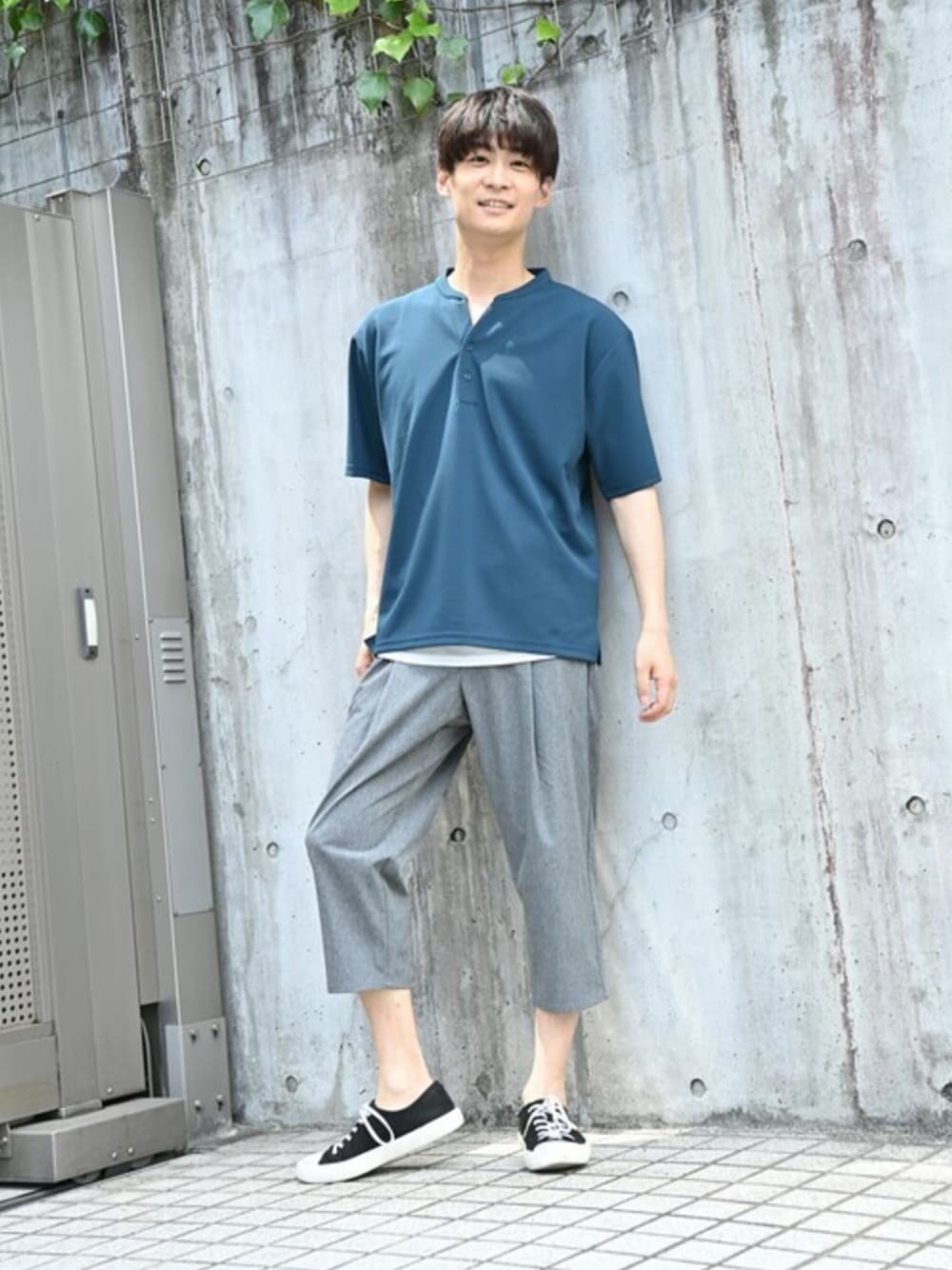 「カットソー、カジュアル、Tシャツ、マックハウス、ワイドアンクルパンツ、Machouse、URBAN COLLECTION」｜「URBAN COLLECTIONのカットジョーゼット素材 冷感機能付き スキッパーアンサンブル半袖Tシャツ（Tシャツ/カットソー、ブルー系）」を使った、マックハウスZOZOスタイリスト メンズさん（メンズ・178cm）の夏コーディネートの1枚目の写真