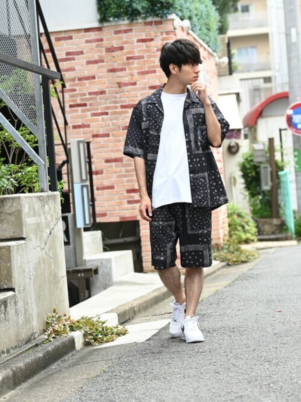 「カジュアル、ショートパンツ、navy、メンズ、シャツスタイル、バンダナ柄、マックハウス、Machouse、URBAN COLLECTION」｜「URBAN COLLECTIONのバンダナ柄オープンカラーシャツ（シャツ/ブラウス、ブラック系）」を使った、マックハウスZOZOスタイリスト メンズさん（メンズ・178cm）の夏コーディネートの1枚目の写真
