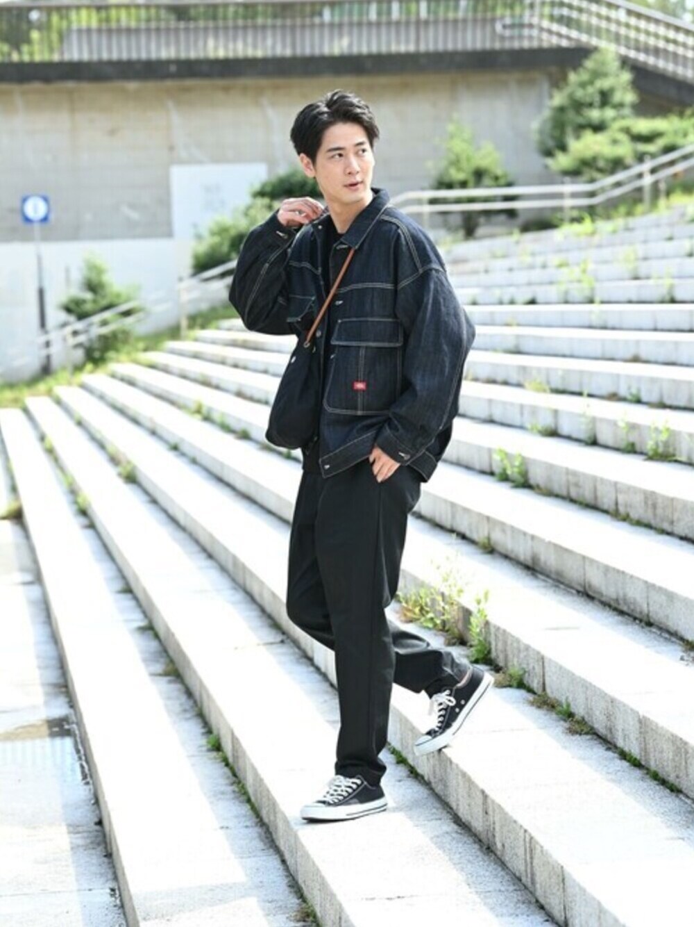 「カットソー、カジュアル、Dickies、メンズ、イージーパンツ、トラッカージャケット、マックハウス」｜「DickiesのDickies ディッキーズ ワイドシルエット トラッカージャケット（デニムジャケット、ブラック系）」を使った、マックハウスZOZOスタイリスト メンズさん（メンズ・178cm）の秋コーディネートの1枚目の写真