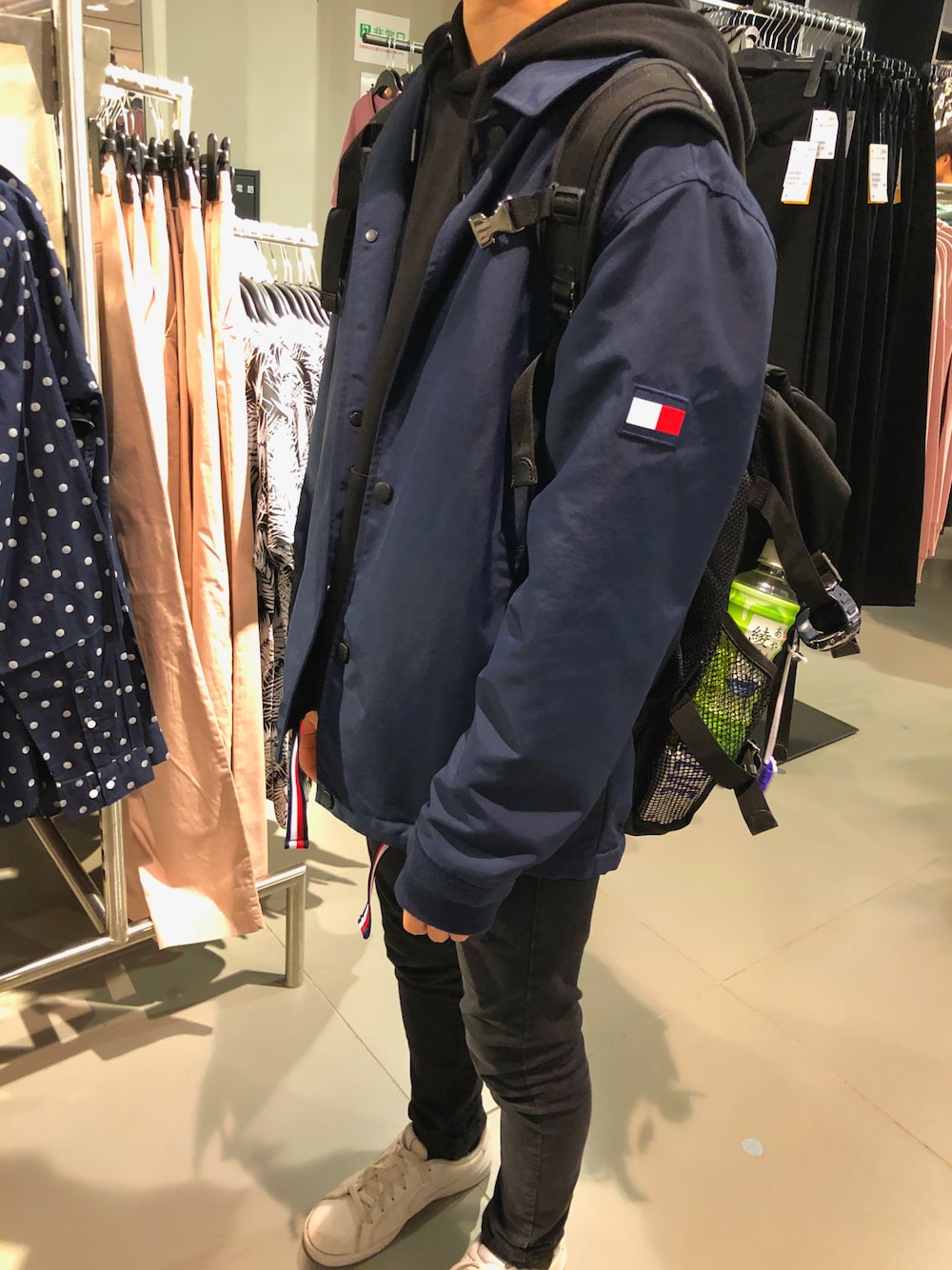 「シンプルコーデ、黒スキニー、白スニーカー、TOMMY HILFIGER」｜「TOMMY HILFIGERのアイテム（ナイロンジャケット、ブルー系）」を使った、Manatoさん（メンズ・162cm）の春コーディネートの1枚目の写真