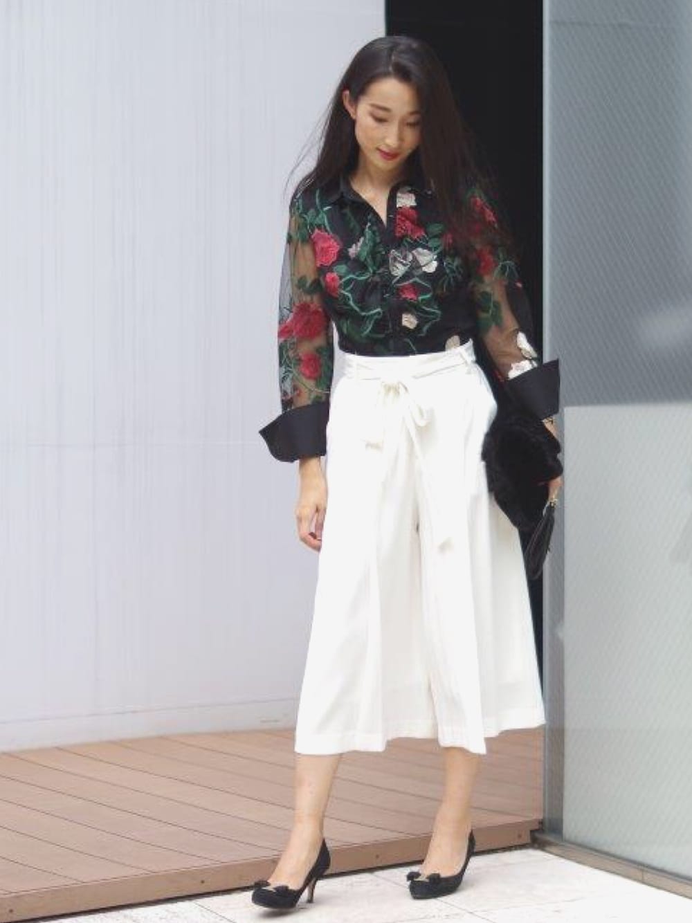 「柄シャツ、花柄、秋のコーデ、フリル、ワイドパンツ、ガウチョパンツ、シャツスタイル、ナラカミーチェ」｜「NARACAMICIEのシャドウストライプガウチョパンツ（その他パンツ、ホワイト系）」を使った、Vivianaさん（レディース・162cm）の秋コーディネートの1枚目の写真