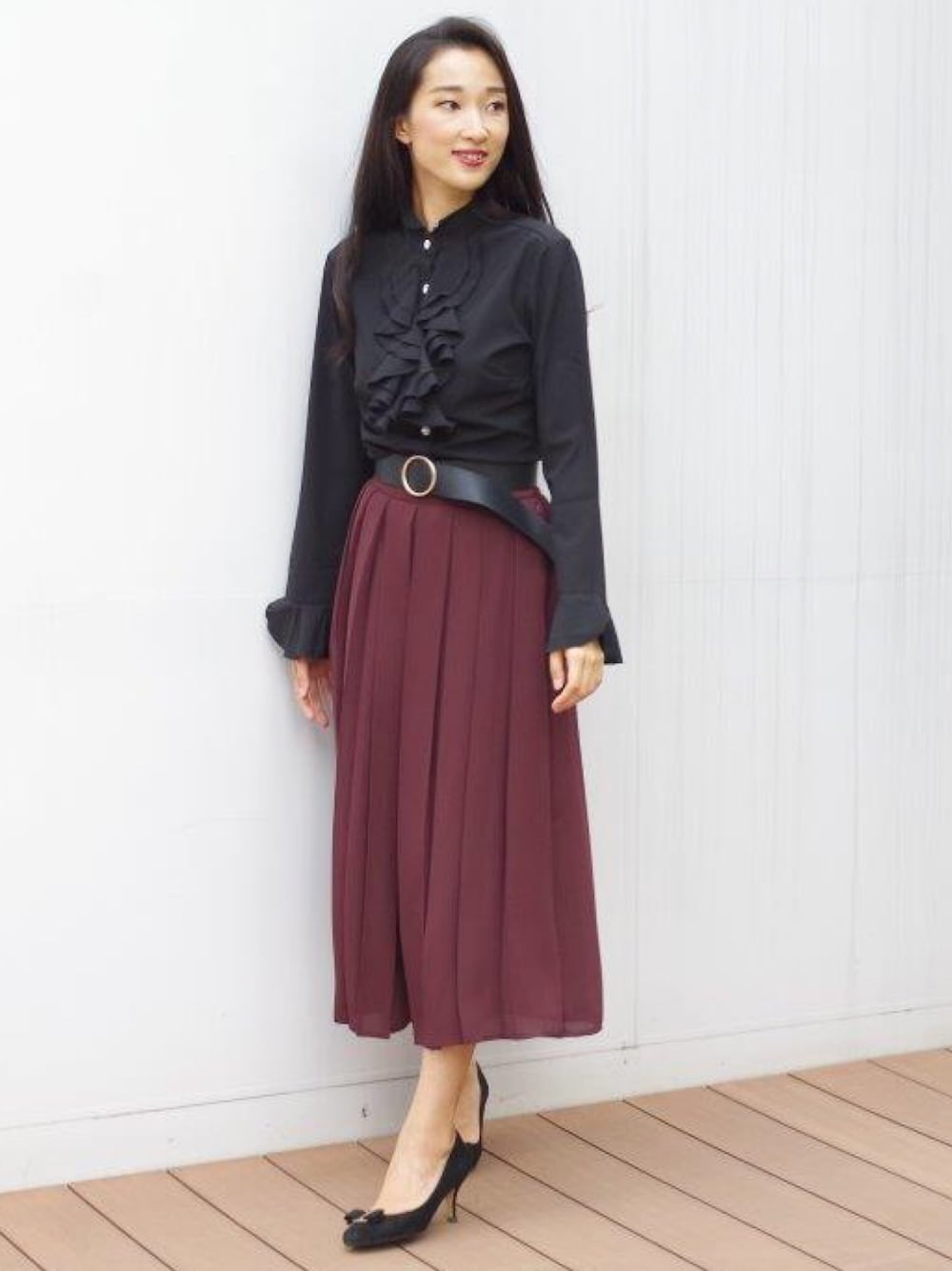 「ブラウス、ボルドー、フリル、ガウチョパンツ、フリルトップス、フリルブラウス、キラキラボタン、デザインスリーブ、ナラカミーチェ」｜「NARACAMICIEのポリエステルストレッチスタンドフリルブラウス（シャツ/ブラウス、ブラック系）」を使った、Vivianaさん（レディース・162cm）の秋コーディネートの1枚目の写真