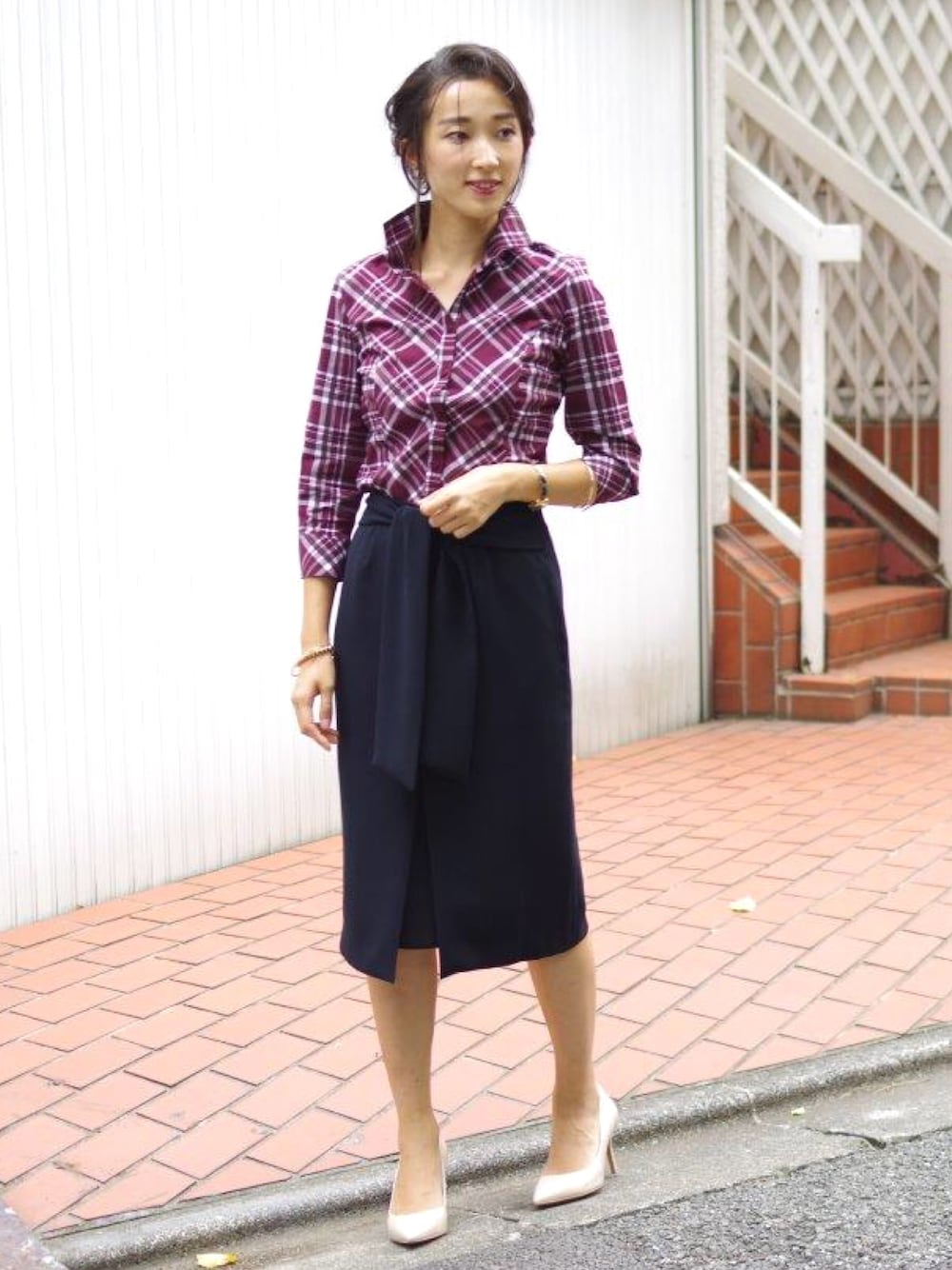 「チェック、チェックシャツ、秋のコーデ、きれいめカジュアル、シャツスタイル、ナラカミーチェ、秋服準備はじめました」｜「NARACAMICIEのイタリアンチェックスタンドカラーシャツ（シャツ/ブラウス、レッド系）」を使った、Vivianaさん（レディース・162cm）の秋コーディネートの1枚目の写真