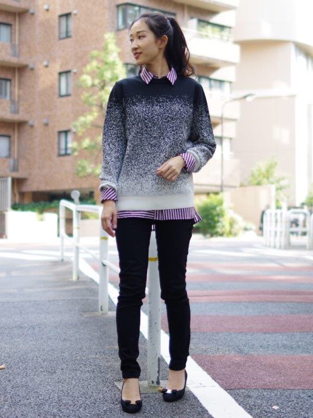 「ニット、スキニーパンツ、秋のコーデ、ストライプ、ストライプシャツ、ポニーテール、シャツスタイル、メンズニット、ナラカミーチェ」｜「NARACAMICIEのプルオーバーニット（ニット/セーター、ブラック系）」を使った、Vivianaさん（レディース・162cm）の秋コーディネートの1枚目の写真