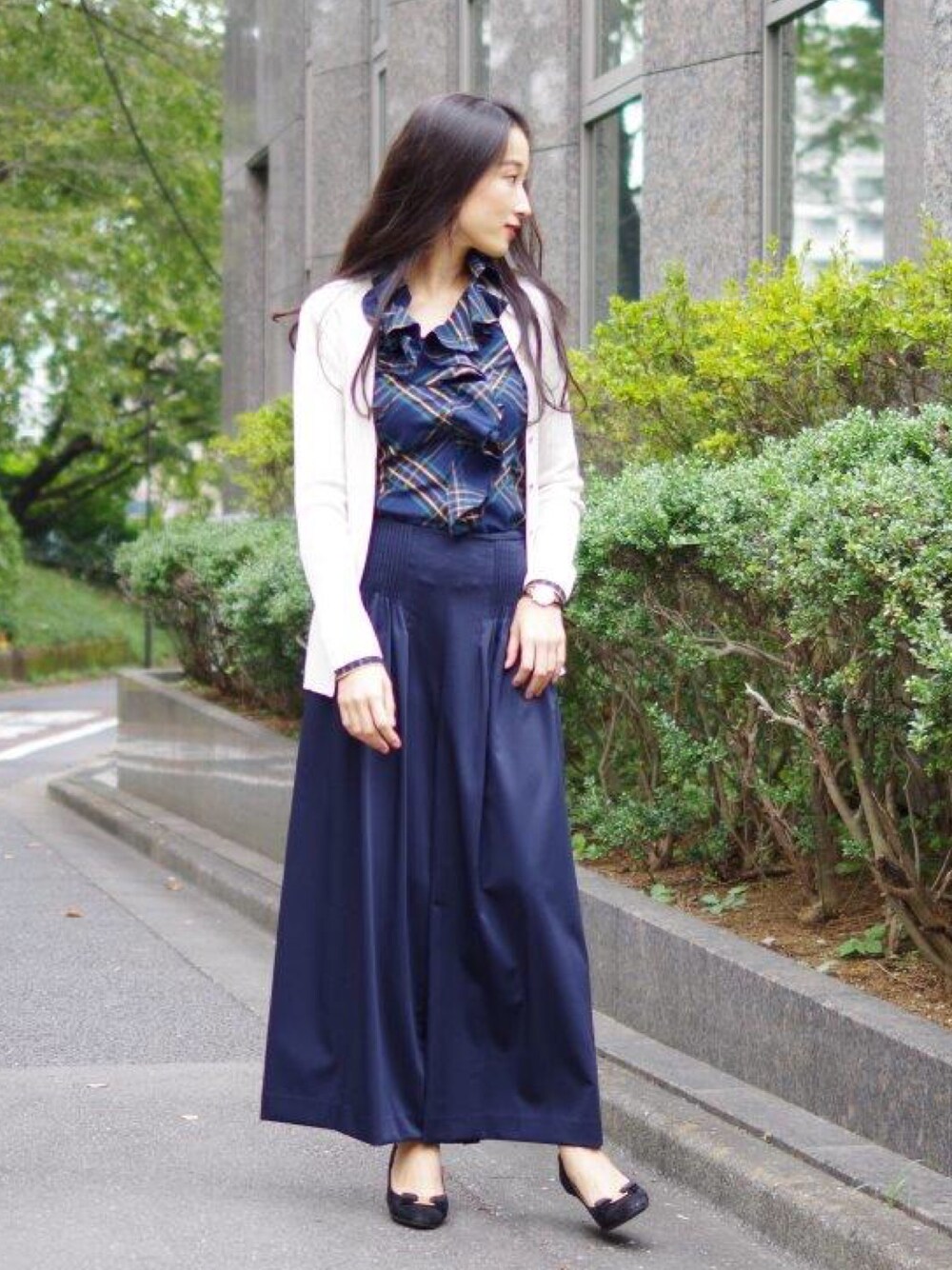 「チェックシャツ、秋のコーデ、フリル、ワイドパンツ、シャツスタイル、大人ガーリー、ナラカミーチェ」｜「NARACAMICIEのピンタックワイドパンツ（その他パンツ、ブルー系）」を使った、Vivianaさん（レディース・162cm）の秋コーディネートの1枚目の写真