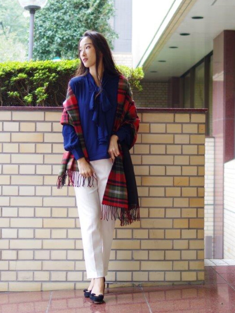 「ブラウス、ネイビー、秋色、大人コーデ、とろみブラウス、リボンブラウス、ナラカミーチェ」｜「NARACAMICIEのジョーゼットVネックボウタイブラウス（シャツ/ブラウス、ブルー系）」を使った、Vivianaさん（レディース・162cm）の冬コーディネートの1枚目の写真