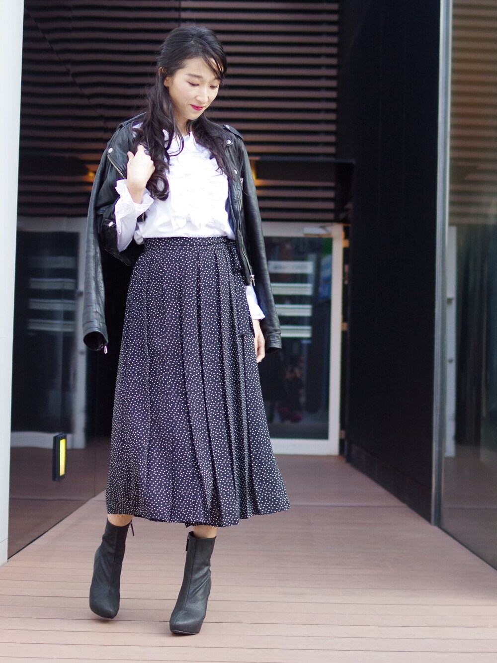 「ブラウス、ライダース、モノトーン、フリル、ガウチョパンツ、甘辛mix、ナラカミーチェ」｜「NARACAMICIEのシフォンプリーツガウチョ（その他パンツ、ブラック系）」を使った、Vivianaさん（レディース・162cm）の冬コーディネートの1枚目の写真