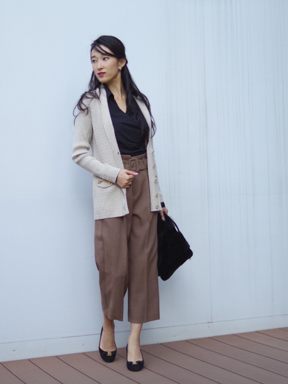 「チェック、カシュクール、黒、ワイドパンツ、ロングニット、シャツスタイル、ナラカミーチェ」｜「NARACAMICIEのチェックワイドテーパードパンツ（その他パンツ、ブラウン系）」を使った、Vivianaさん（レディース・162cm）の冬コーディネートの1枚目の写真
