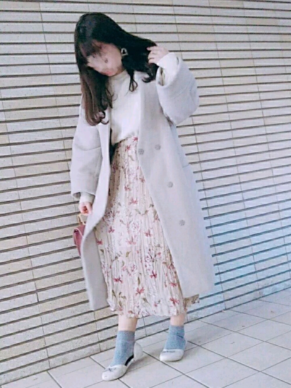 「花柄スカート、ノーカラーコート、グレージュ、ピンク、低身長コーデ、ootd、おしゃれさんと繋がりたい、着回しコーデ」｜「SENSE OF PLACE by URBAN RESEARCHのガウンコート（その他アウター、ベージュ系）」を使った、ねぴさん（レディース・150cm）の冬コーディネートの1枚目の写真