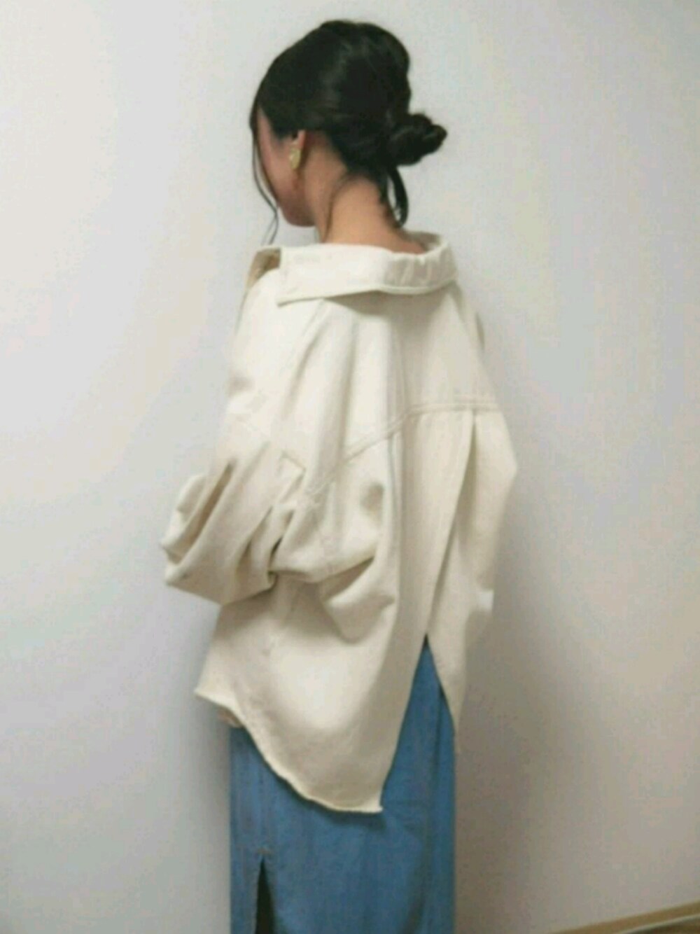 「ZARA、ホワイト、デニムワンピース、ゆるコーデ、おうちファッション」｜「ZARAのアイテム（ワンピース/ドレス、ブルー系）」を使った、ねぴさん（レディース・150cm）の春コーディネートの1枚目の写真